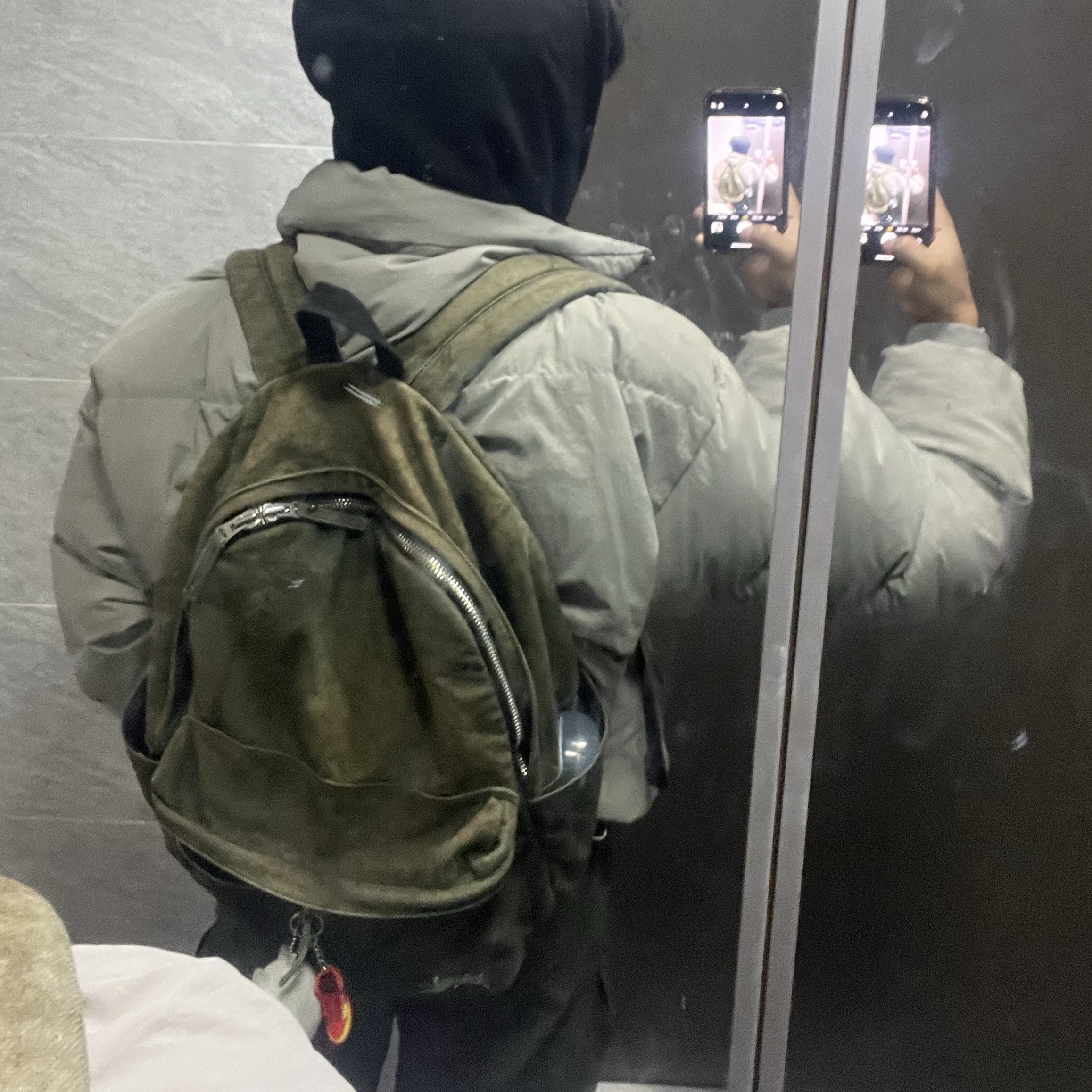 Stussy Canvas Backpack Washed Black 착용 스타일 - 3