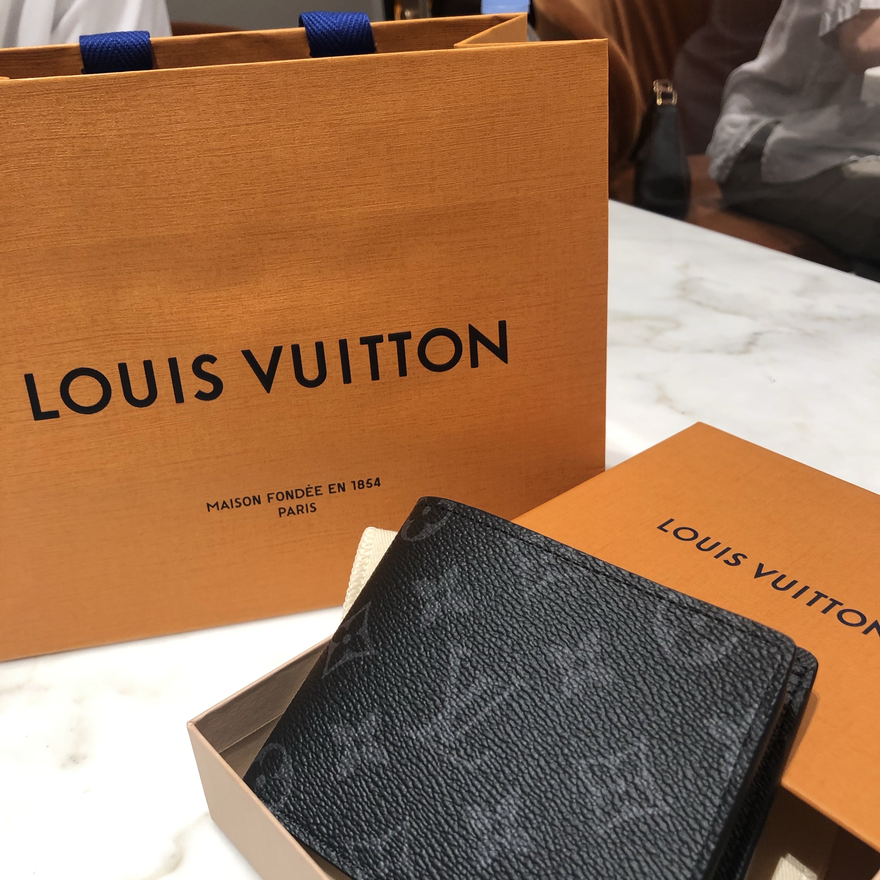 Louis Vuitton Multiple Wallet Monogram Eclipse 착용 스타일 - 3