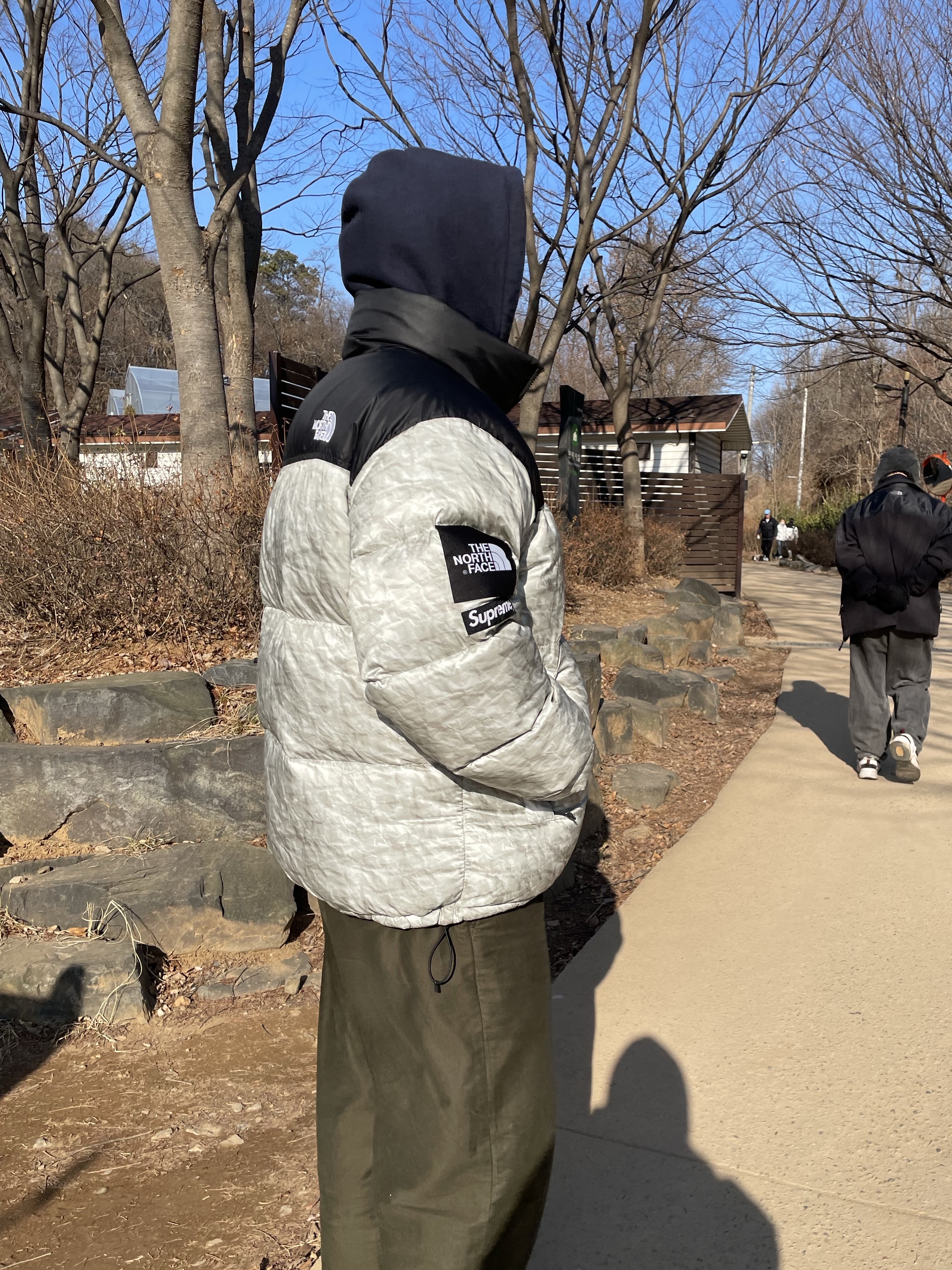Supreme x The North Face Paper Print Nuptse Jacket - 19FW 착용 스타일 - 1