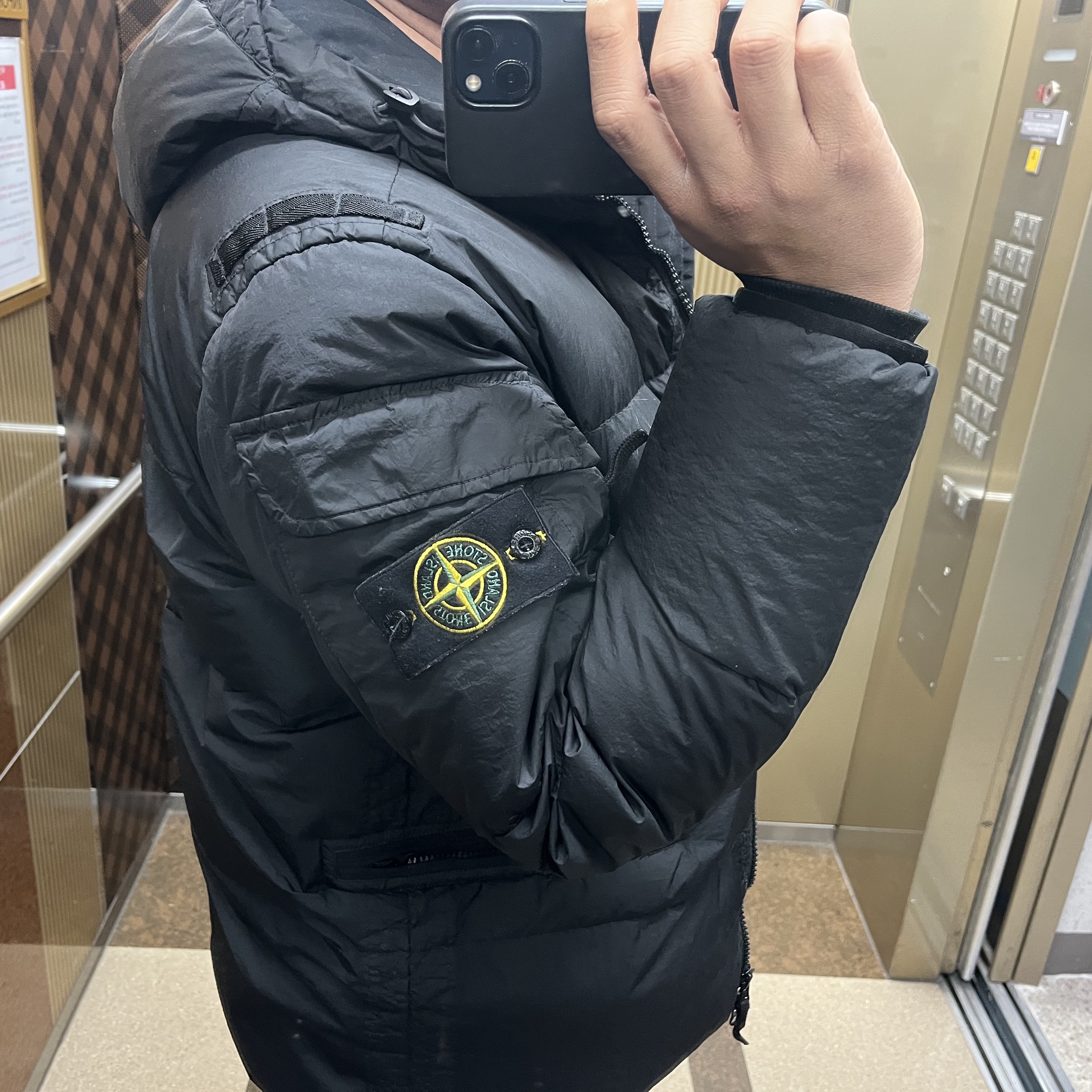 스톤 아일랜드 40223 가먼트 다이드 크링클랩스 다운 자켓 블랙 - 22FW 착용 스타일 - 1