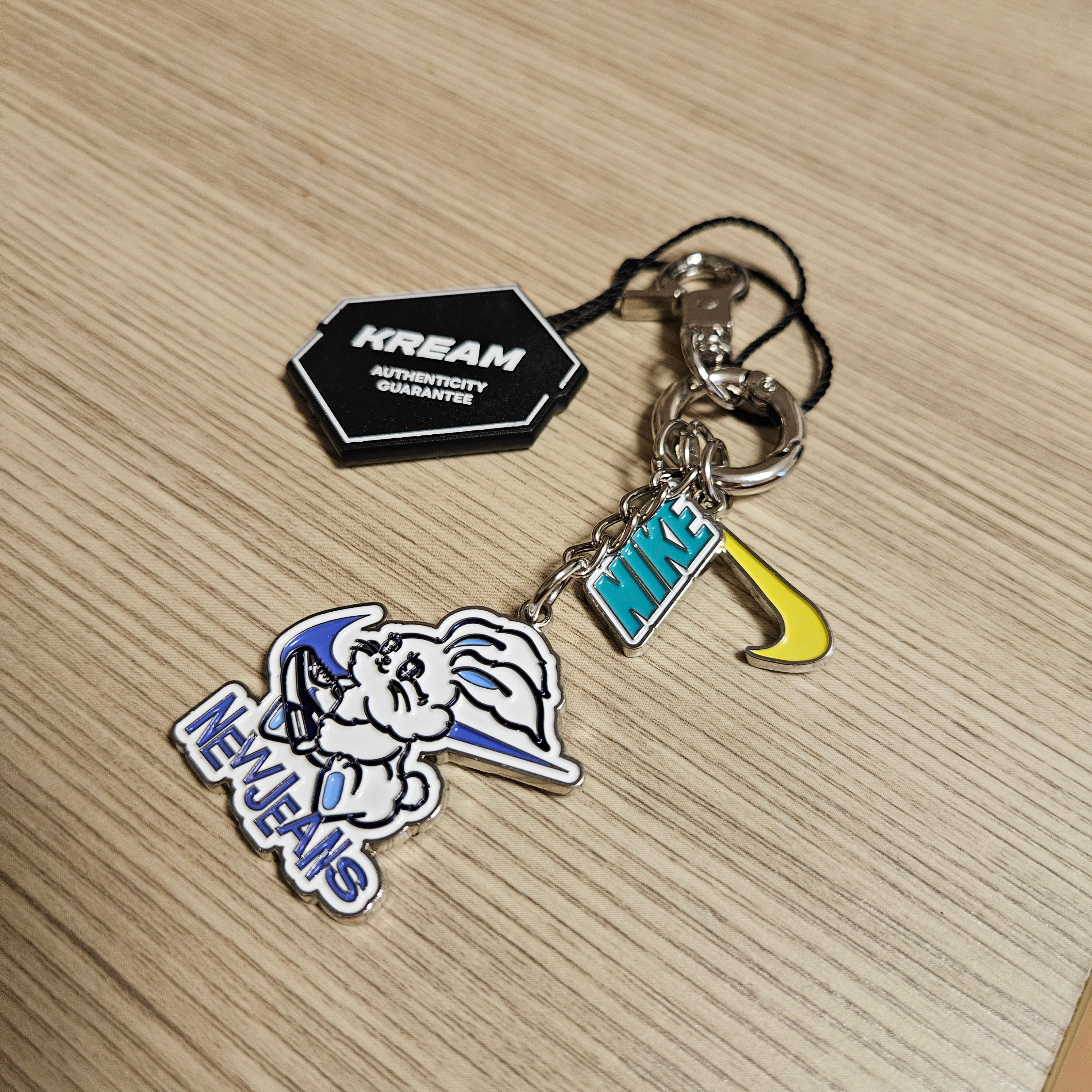 Nike x Newjeans Nike Gangnam Opening Anniversary Keyring Multicolor 착용 스타일