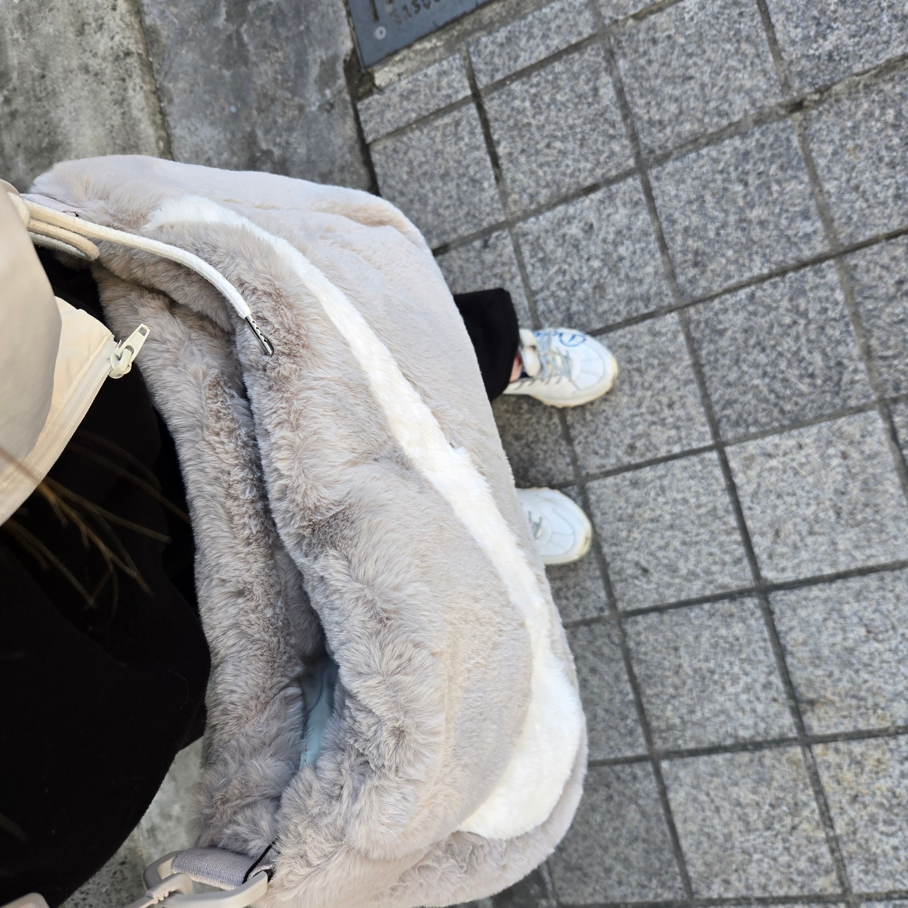 나이키 NSW 포우 퍼 토트백 라이트 아이언 오어 착용 스타일