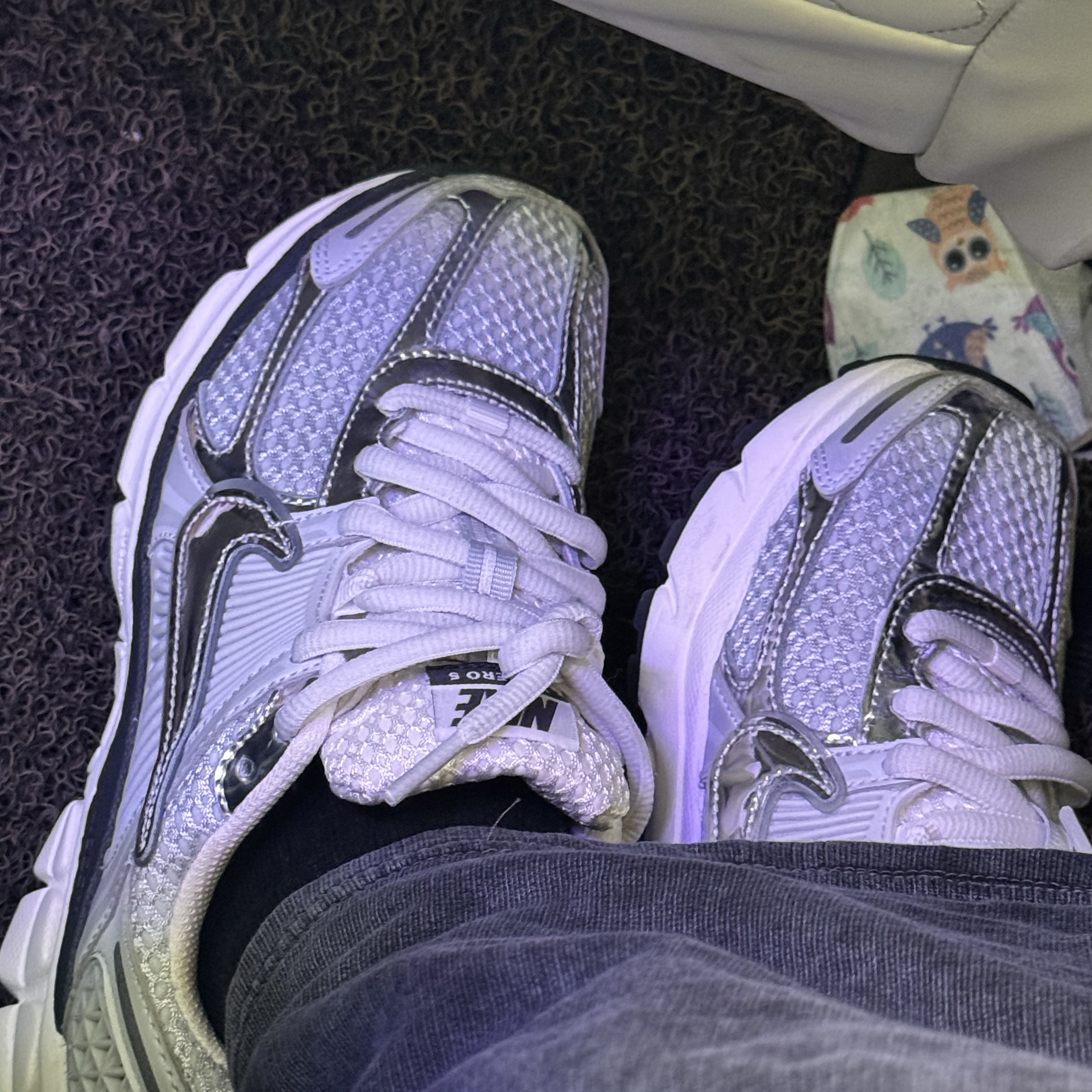 (W) Nike Zoom Vomero 5 Photon Dust and Metallic Silver 착용 스타일