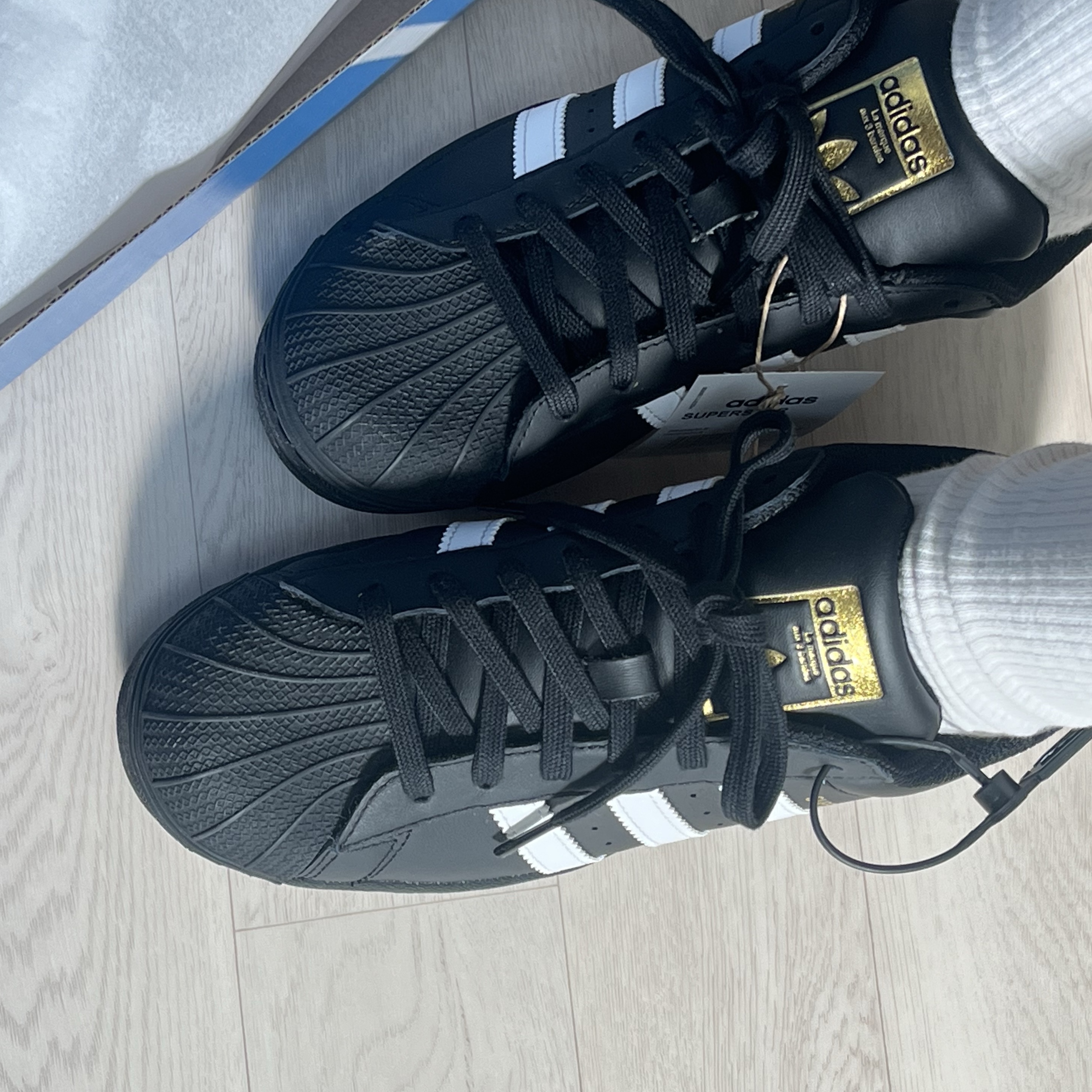 Adidas Superstar Core Black White 착용 스타일