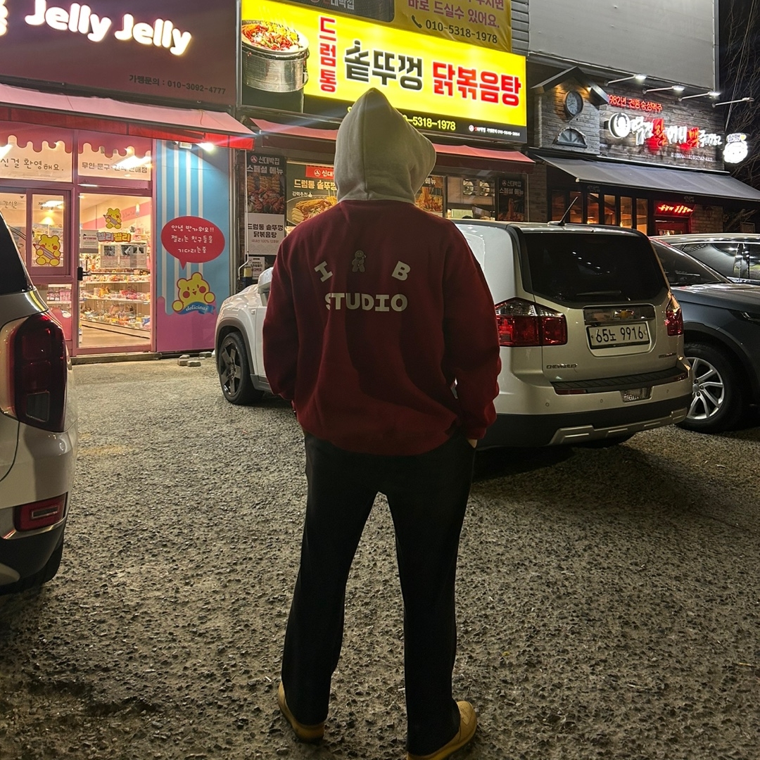 IAB Studio 24 Christmas Hoodie Burgundy Oatmeal 착용 스타일 - 2