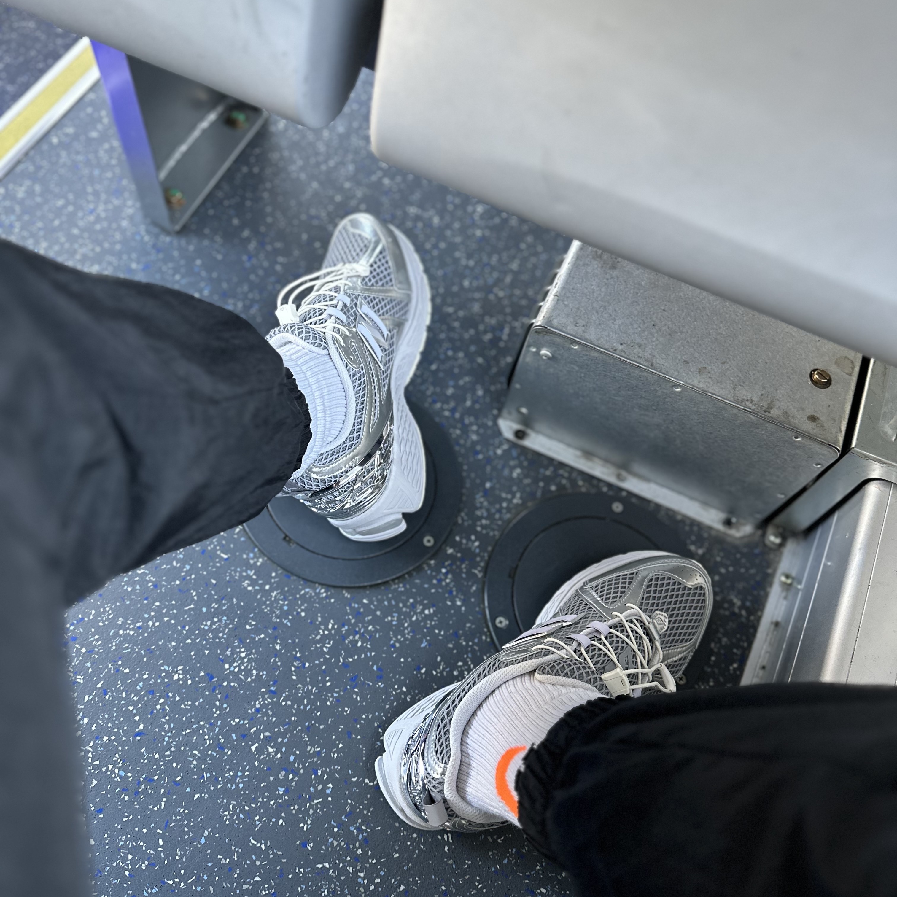 New Balance x The Basement 1906R Silver Metallic Chiseled Stone, Nike Everyday Plus Cushioned Crew Socks Multicolor (3 Pack/Korean Ver.) 착용 스타일 - 1