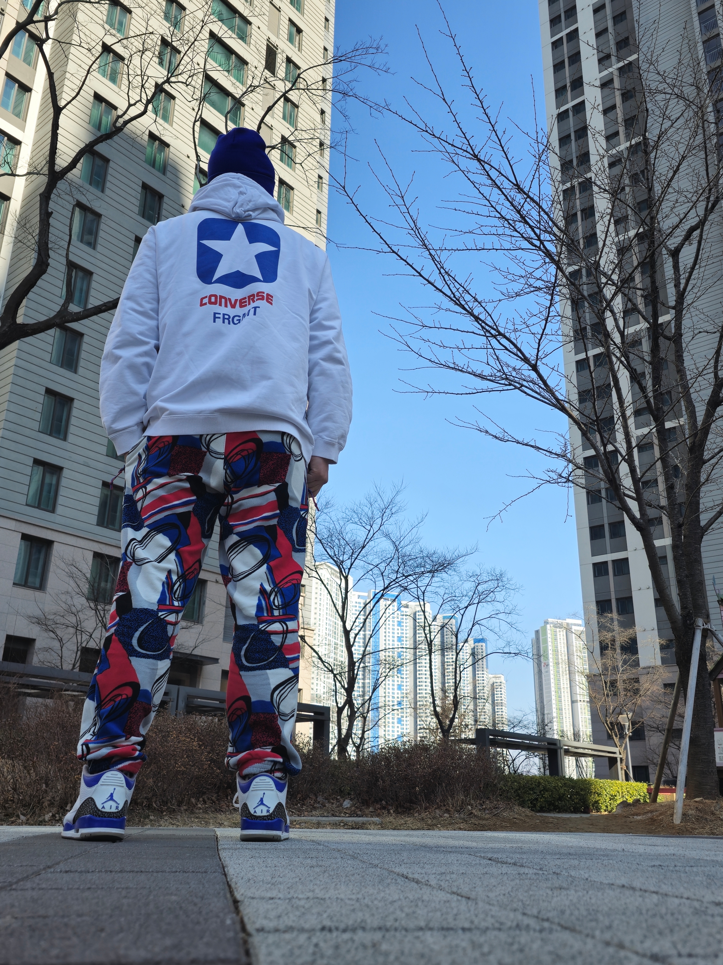 Converse x Fragment Hoodie White, Jordan 3 Retro Racer Blue 착용 스타일
