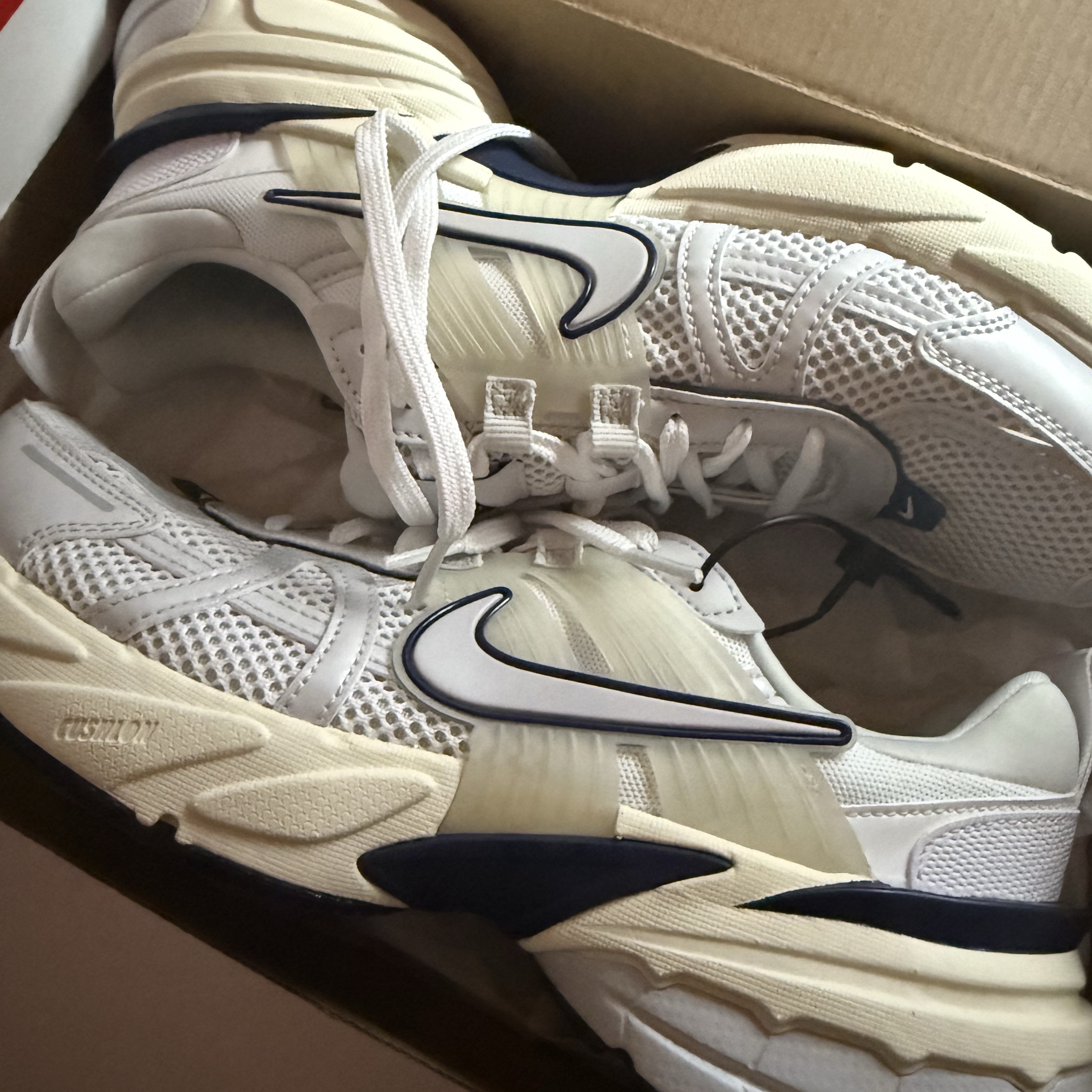 Nike V2K Run White Photon Dust 착용 스타일