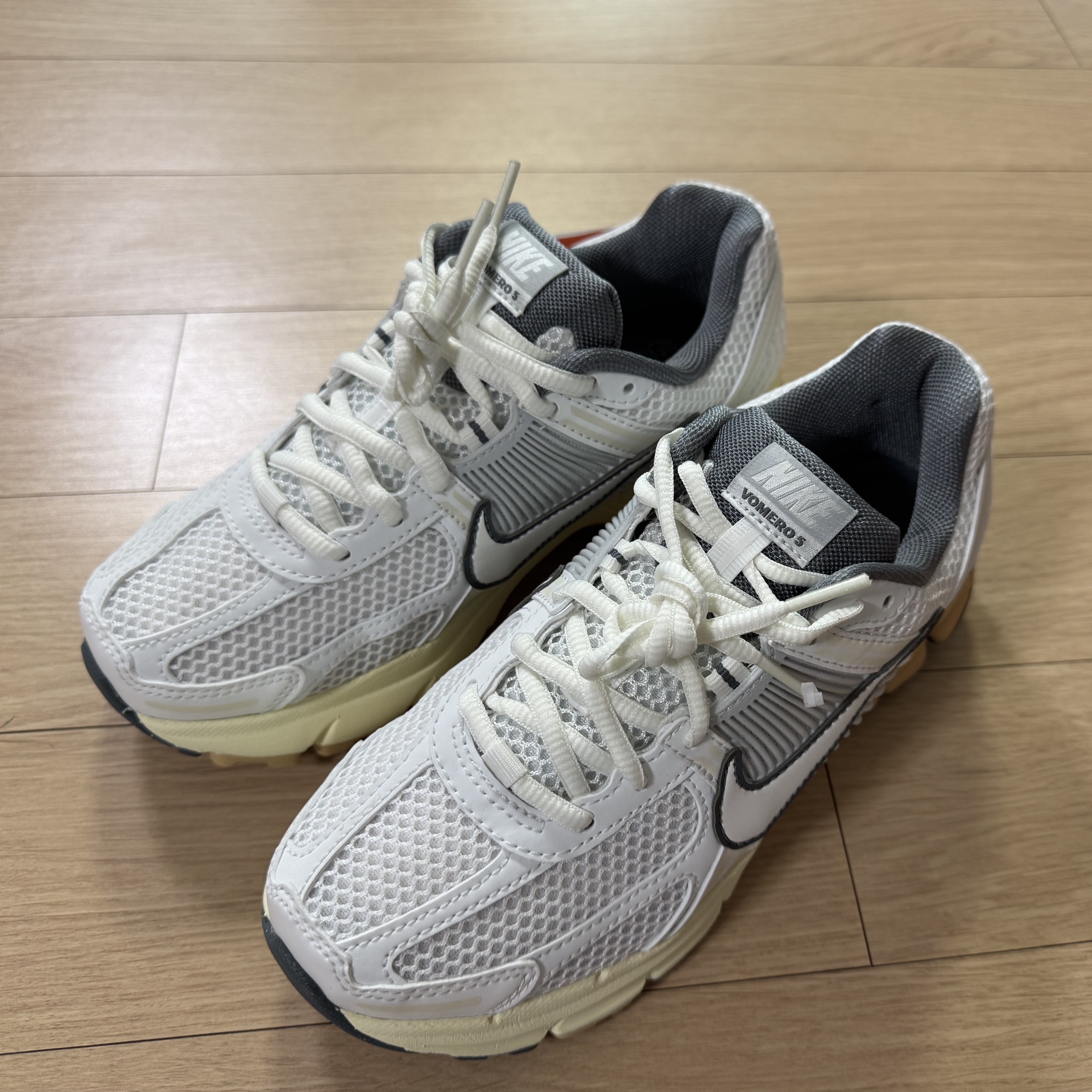 (W) Nike Zoom Vomero 5 White Pure Platinum 착용 스타일