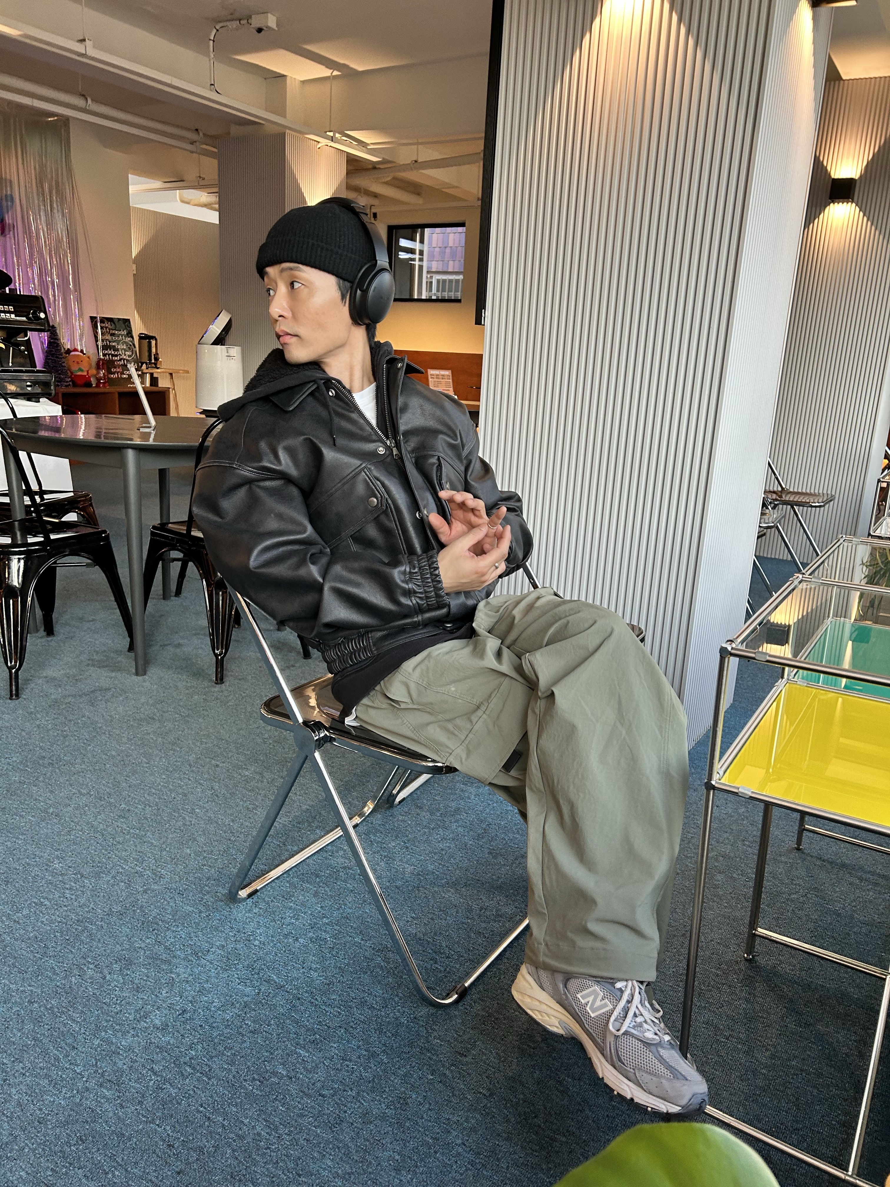BOSE QC45 Triple Black (Korean Ver.), New Balance 530 Premium Vintage Grey Matter 착용 스타일 - 2