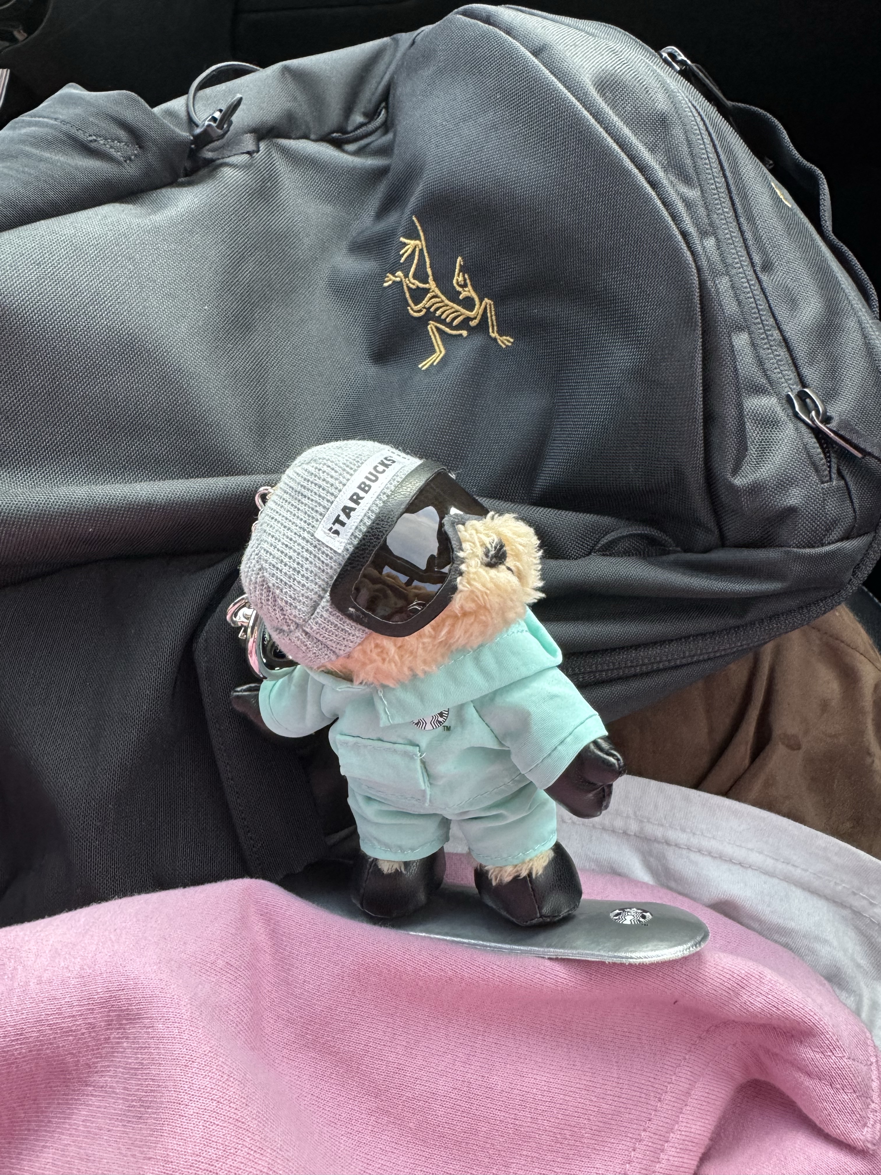 Starbucks Snowboard Bearista Keychain, Arc'teryx Mantis 16 Backpack Black 착용 스타일 - 3
