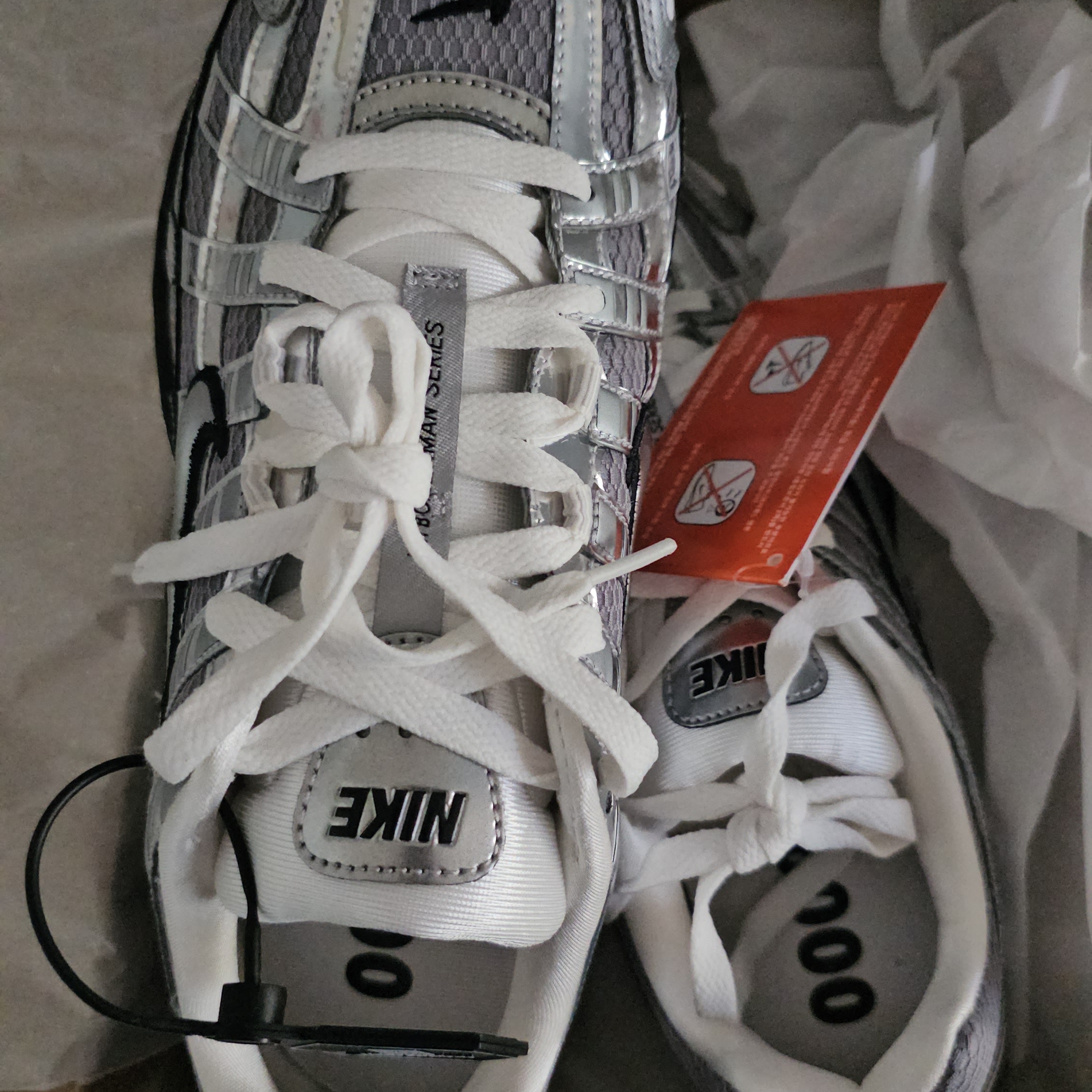 Nike P-6000 Metallic Silver 착용 스타일