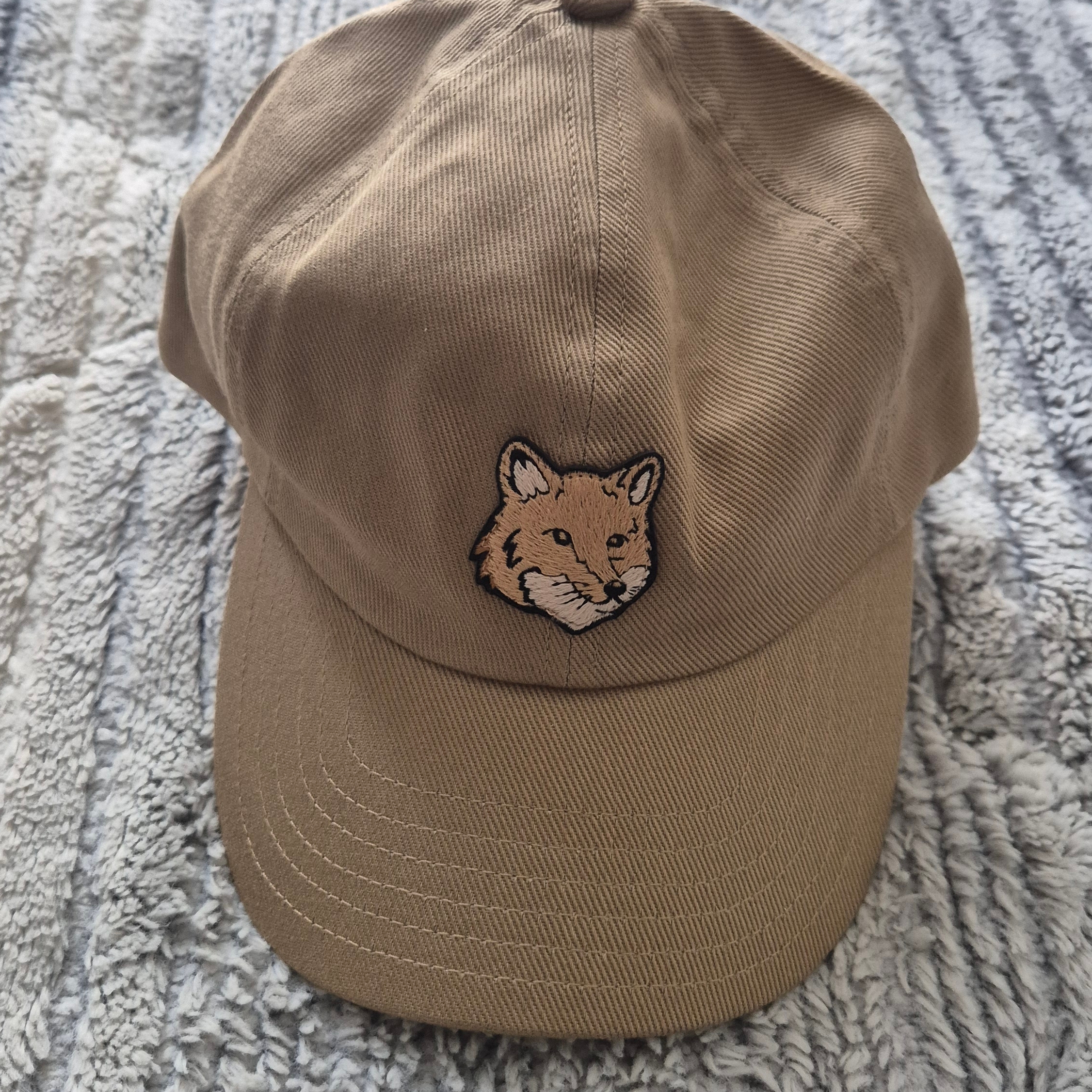 Maison Kitsune Bold Fox Head 6P Cap Chino Beige 착용 스타일