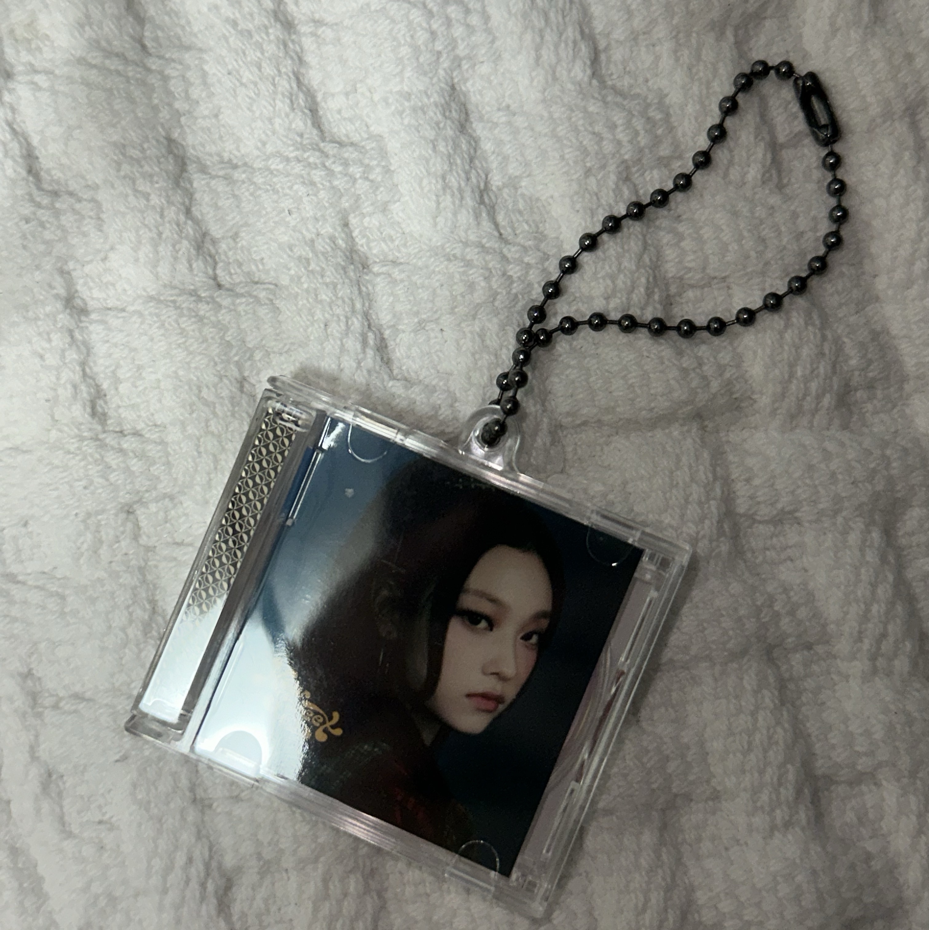 NewJeans How Sweet Mini CD Case Keyring Haerin 착용 스타일 - 2