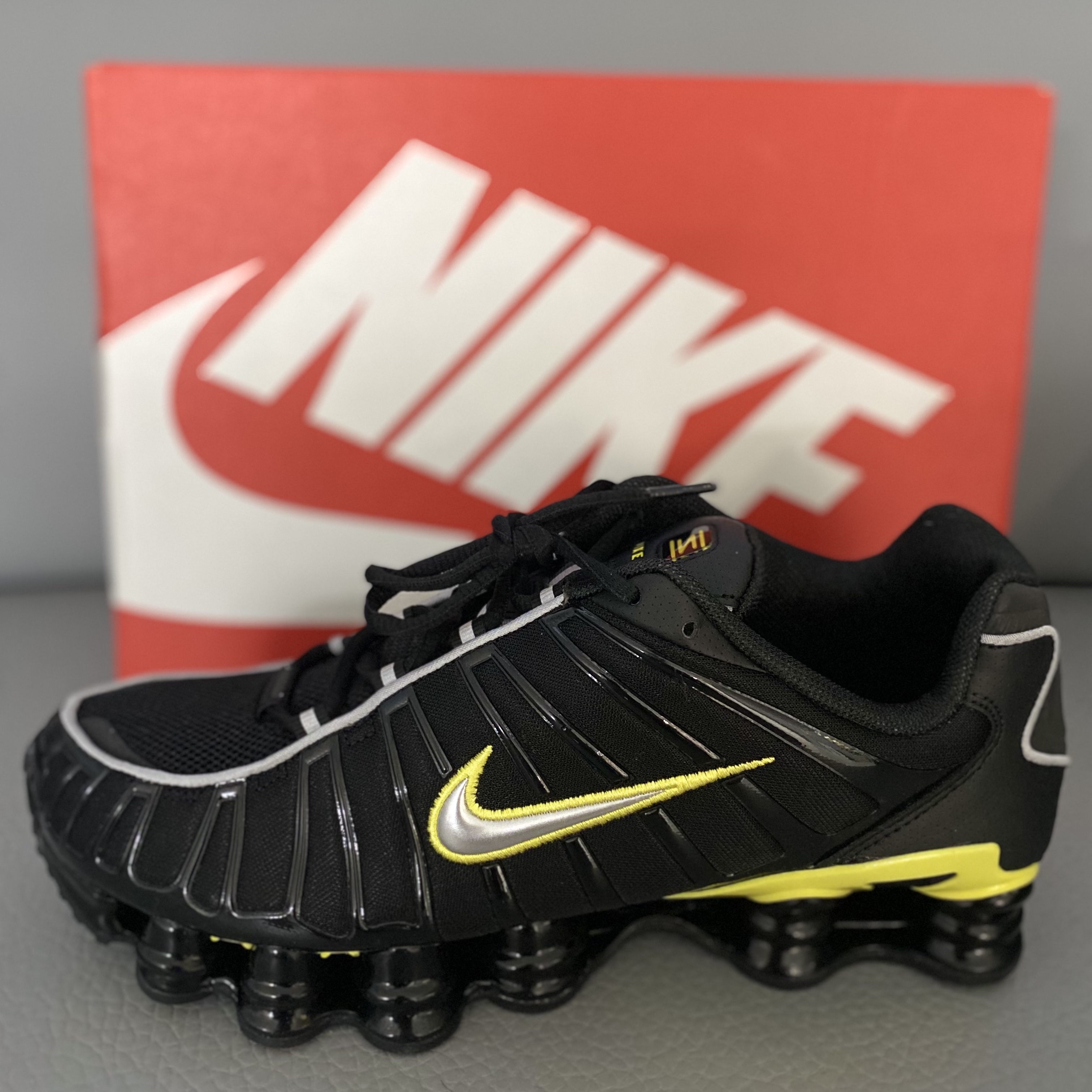 Nike Shox TL Black Dynamic Yellow 착용 스타일