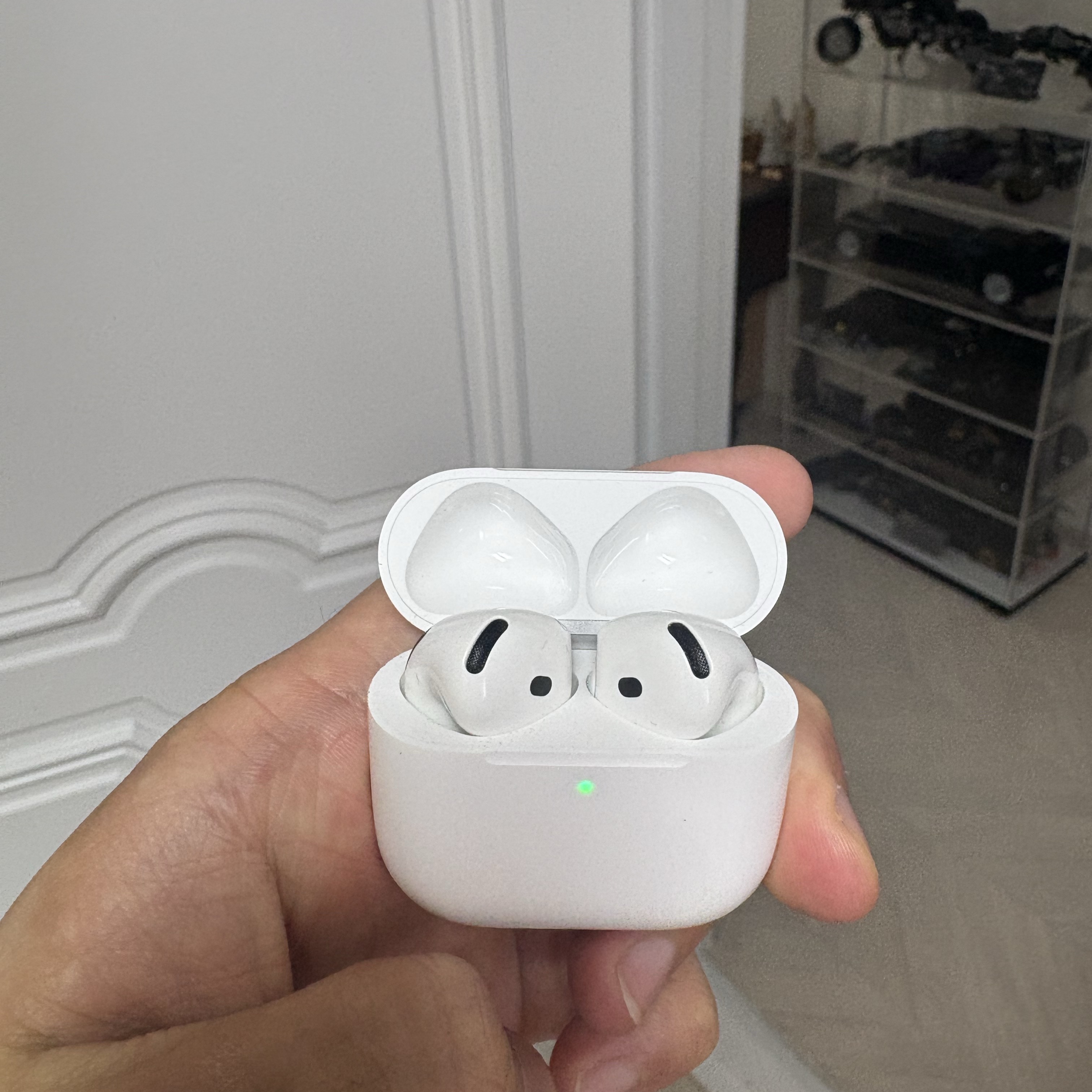 Apple AirPods 4th Gen with Active Noise Cancellation (Korean Ver.) 착용 스타일