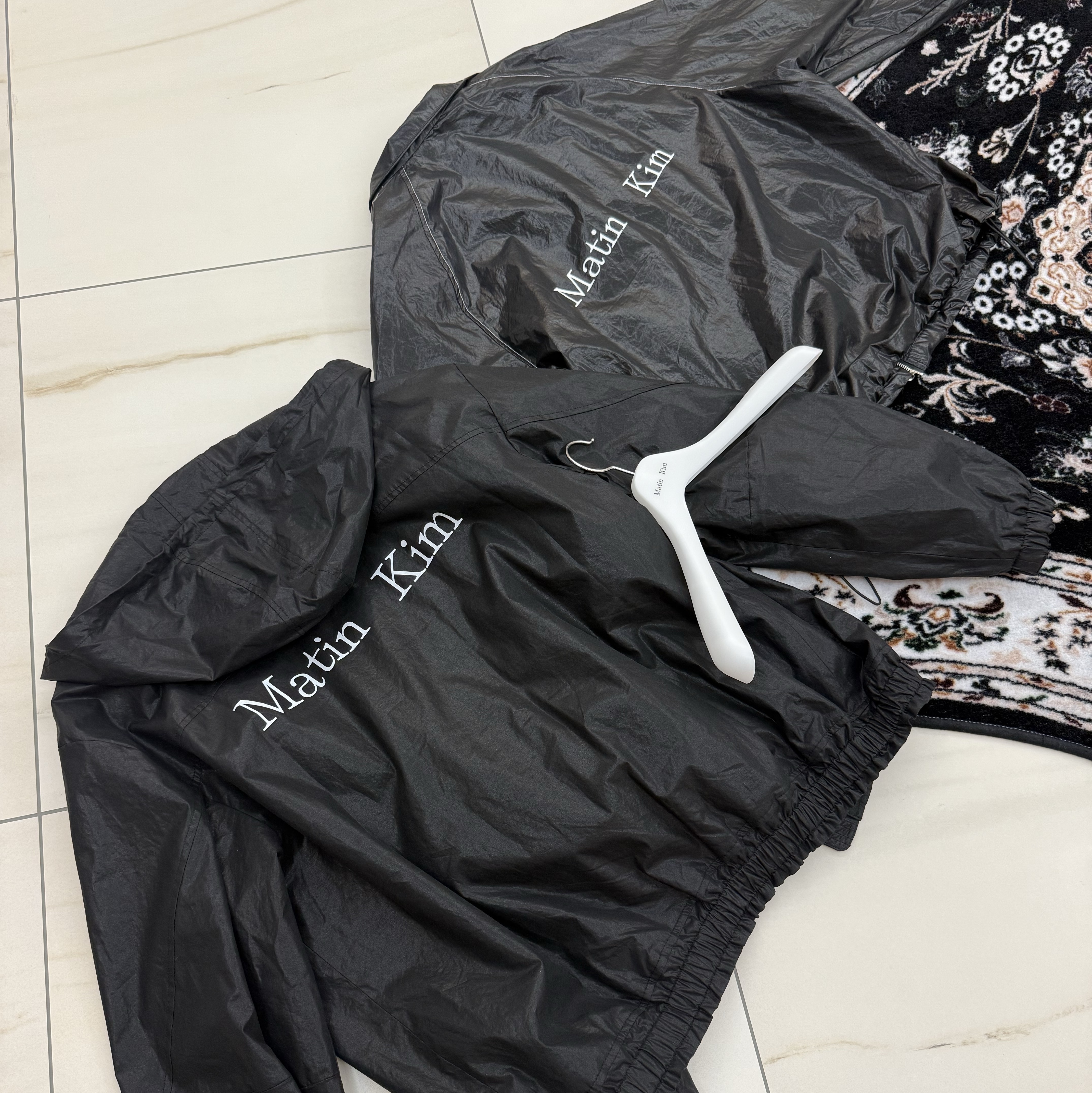 (W) Matin Kim Logo Coating Jumper Black, Matin Kim High Neck Coating Hoody Jumper Black 착용 스타일