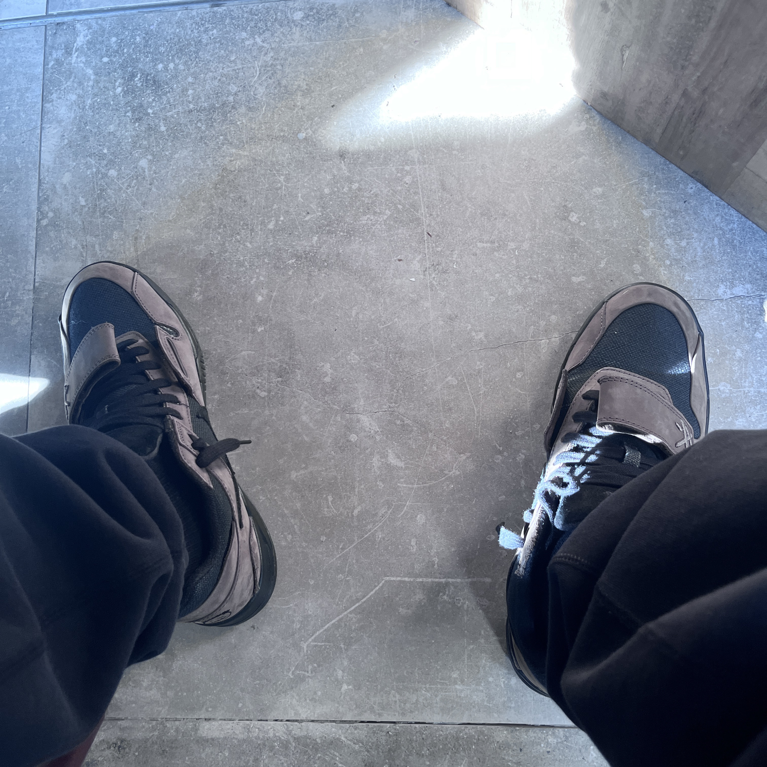 Jordan x Travis Scott Jumpman Jack TR Black and Dark Mocha 착용 스타일 - 1