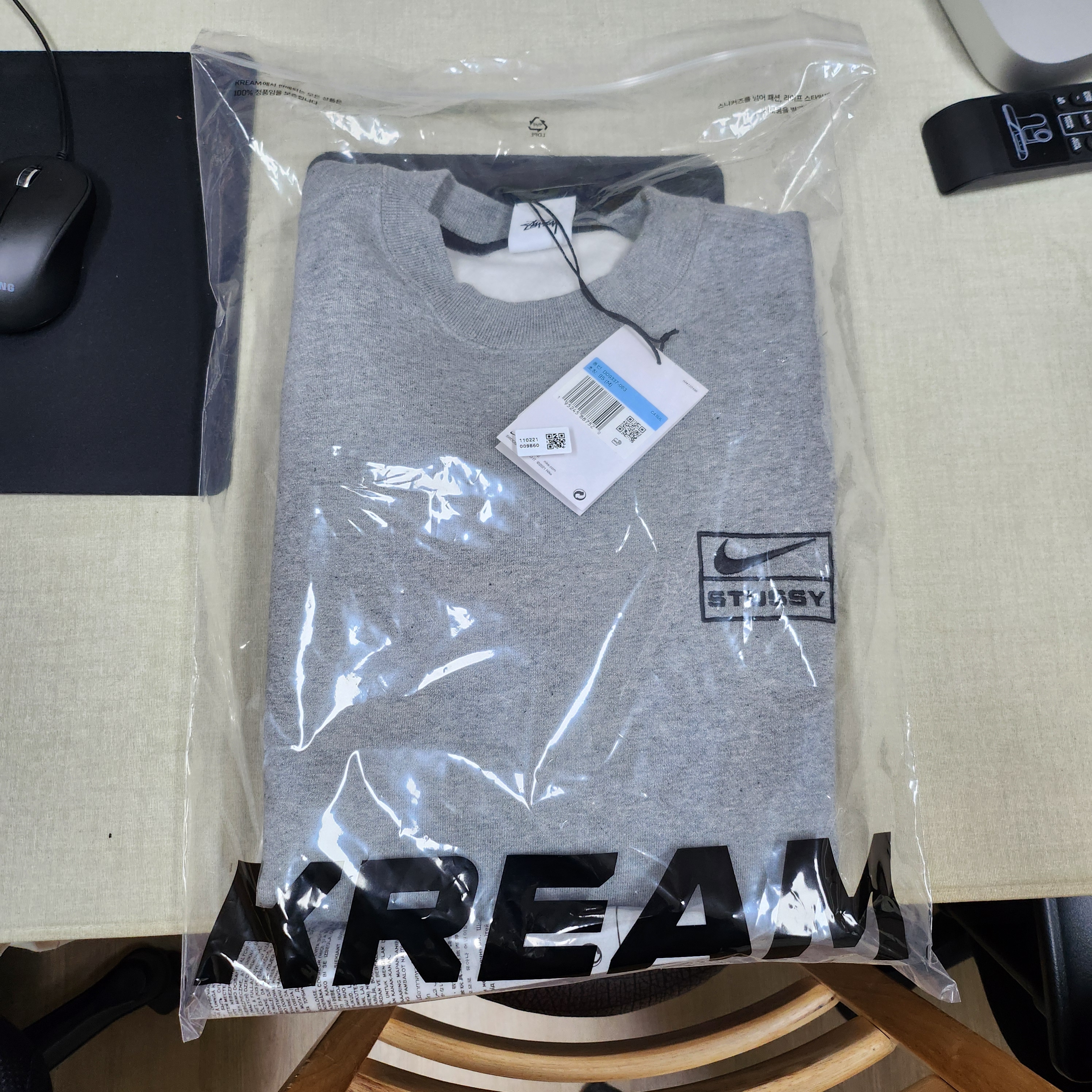 나이키 x 스투시 NRG 플리스 크루넥 다크 그레이 헤더 (DO9337-063) 착용 스타일