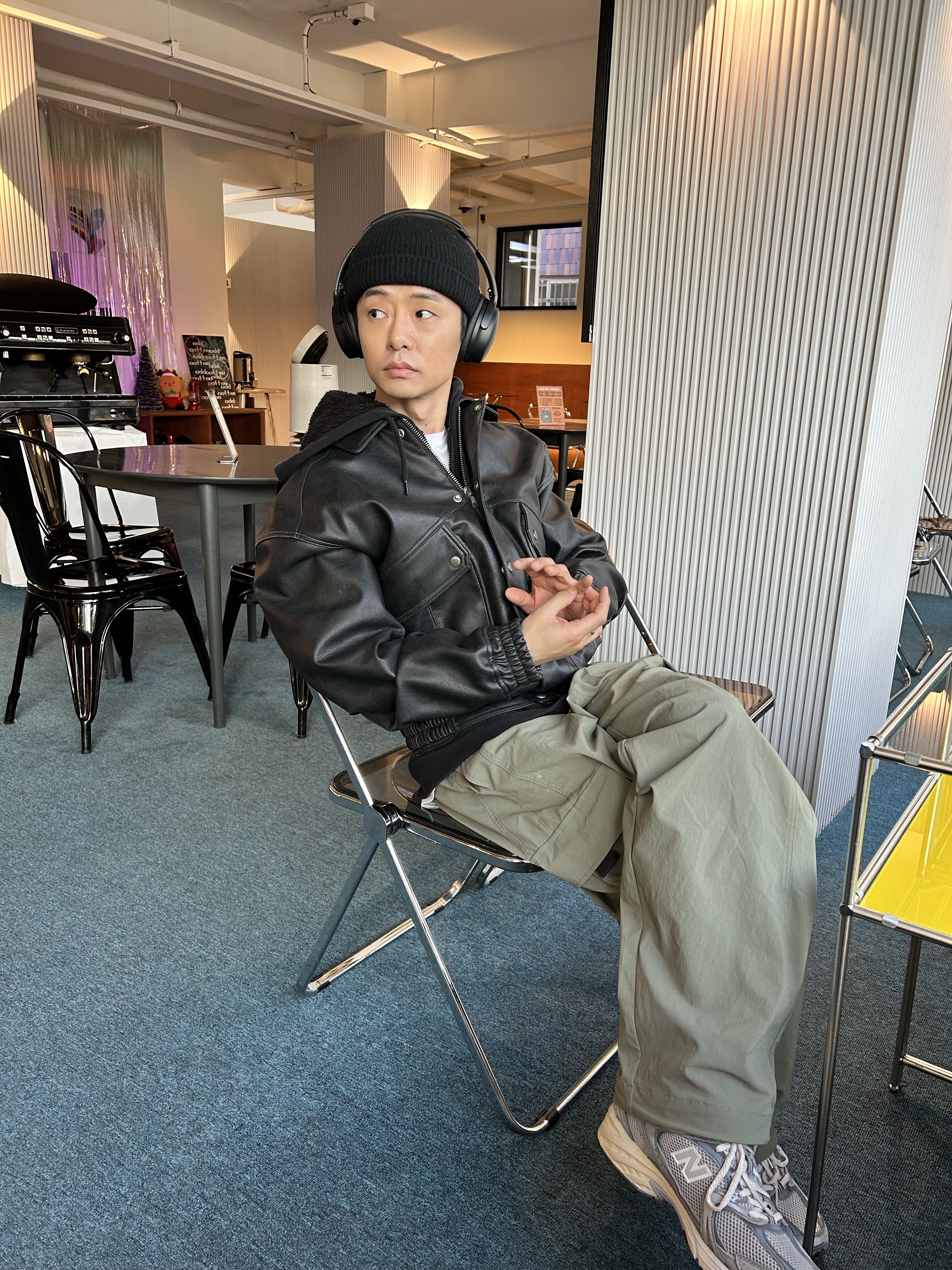 BOSE QC45 Triple Black (Korean Ver.), New Balance 530 Premium Vintage Grey Matter 착용 스타일 - 1