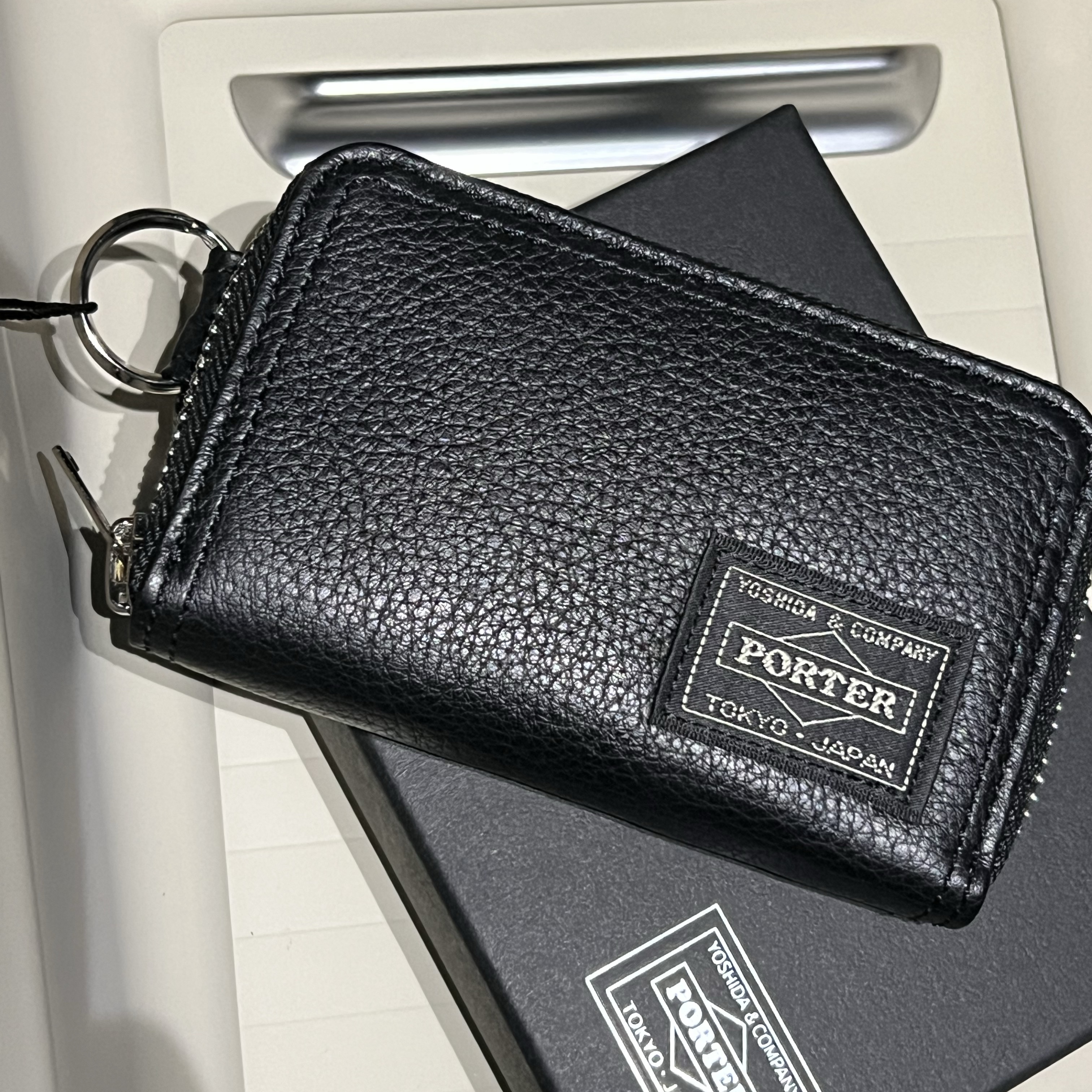 Porter Calm Coin Case Black 착용 스타일