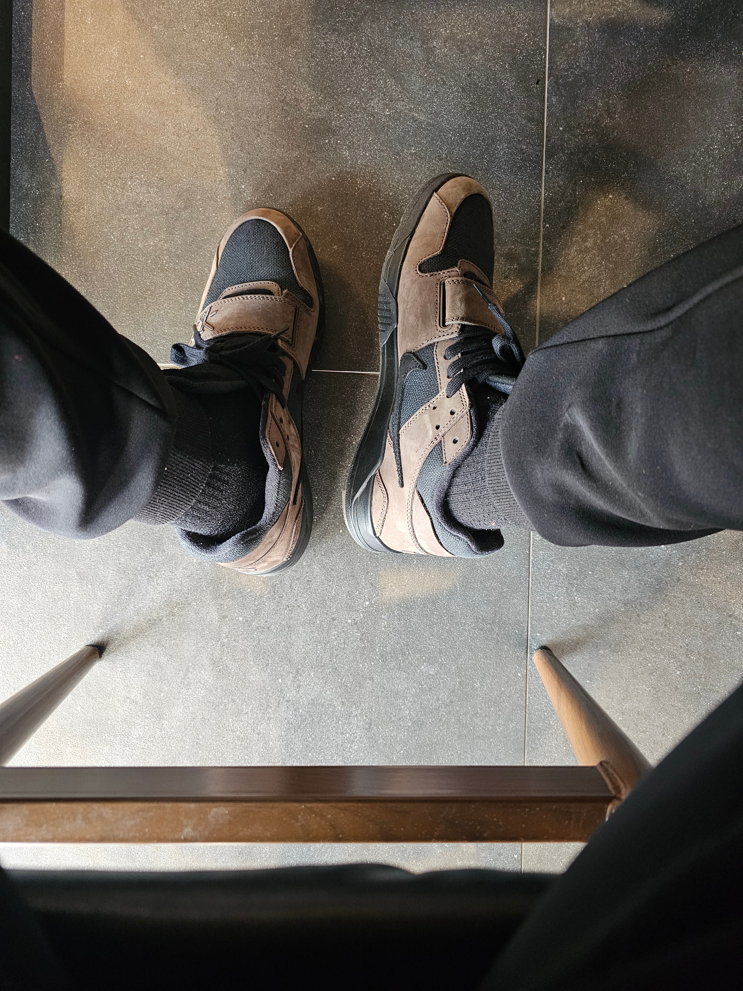 Jordan x Travis Scott Jumpman Jack TR Black and Dark Mocha, Nike NSW Everyday Essential Crew Socks Black (3 Pack/Korean Ver.) 착용 스타일