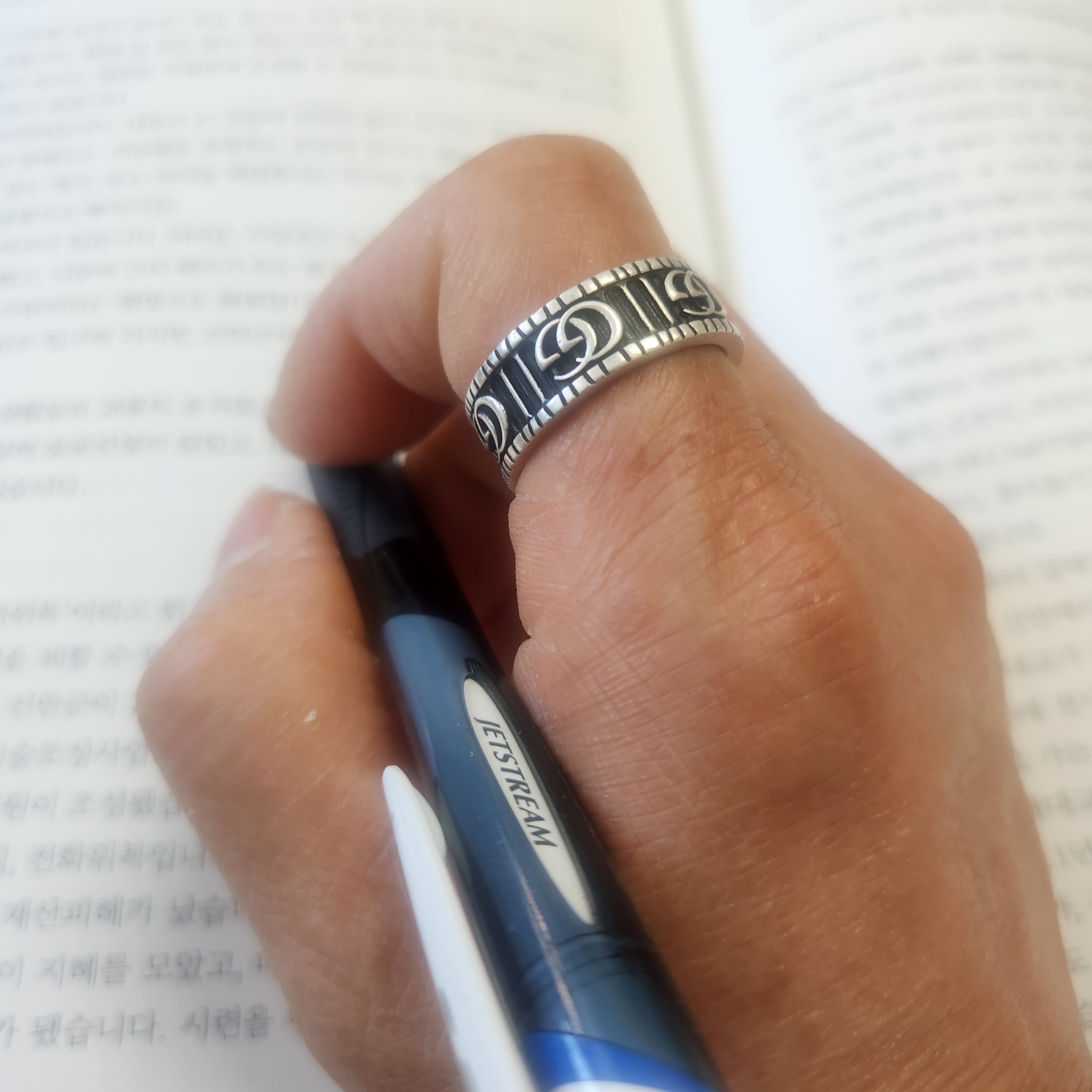 Gucci Ring with Double G Silver 착용 스타일