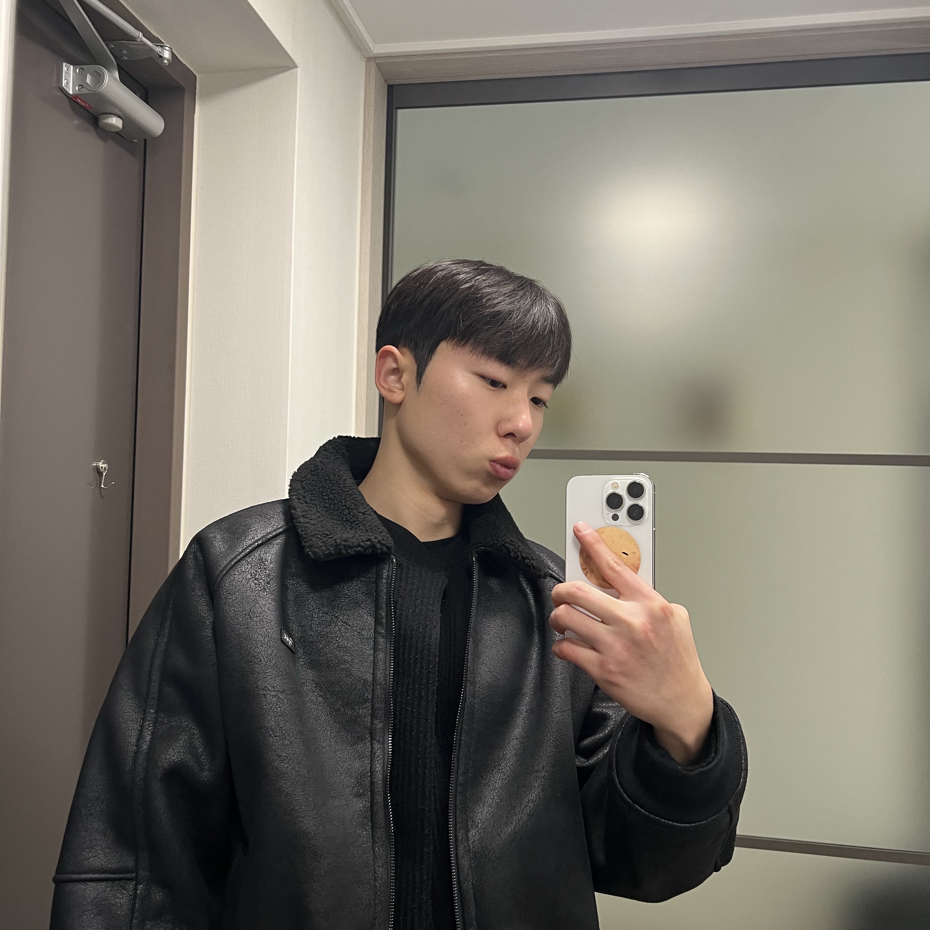 TONY HAWK Shearling Mustang Jacket Black 착용 스타일 - 2