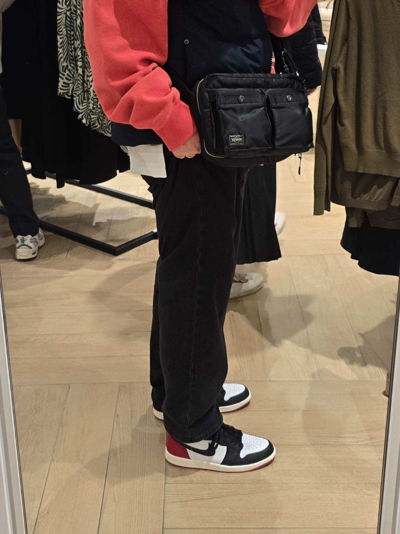Jordan 1 Retro High OG Black Toe, Porter Tanker Shoulder Bag S Black 착용 스타일 - 2