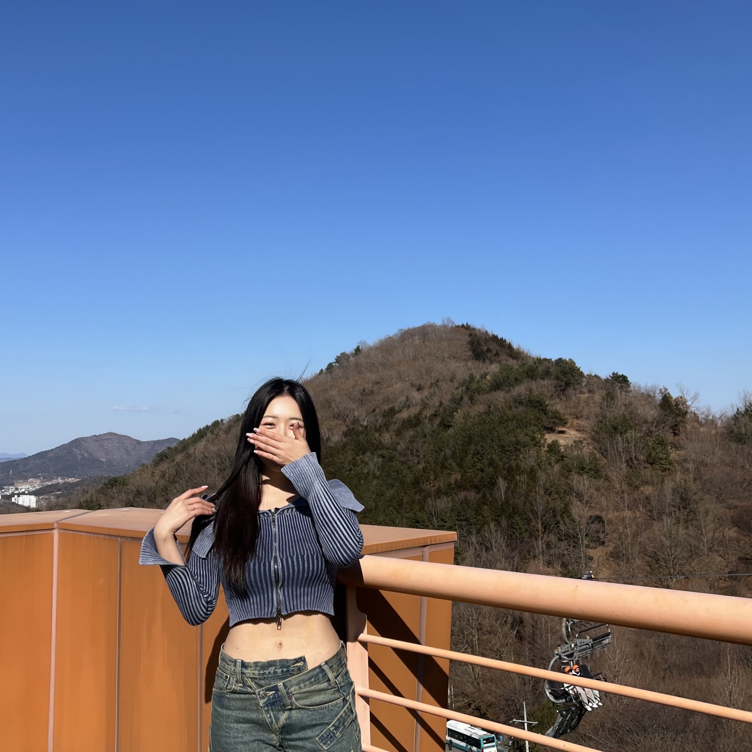 [KREAM 단독] ADSB Andersson Bell x Levi's Women Overlay Jean Tinted Indigo - 24FW, (W) Jaded London Tribeca Ribbed Off The Shoulder Knit Blue 착용 스타일 - 4