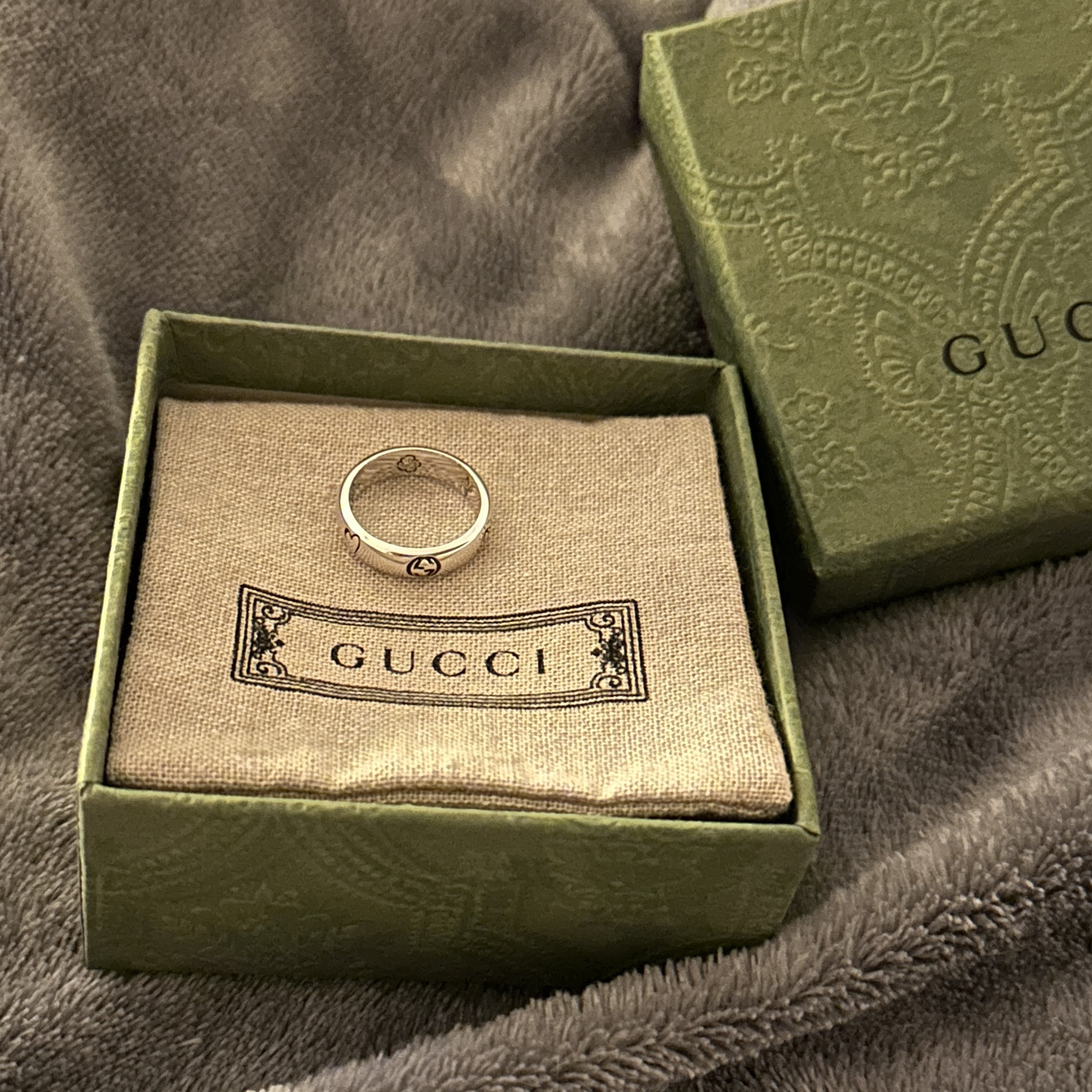 Gucci Blind For Love Ring Silver 착용 스타일