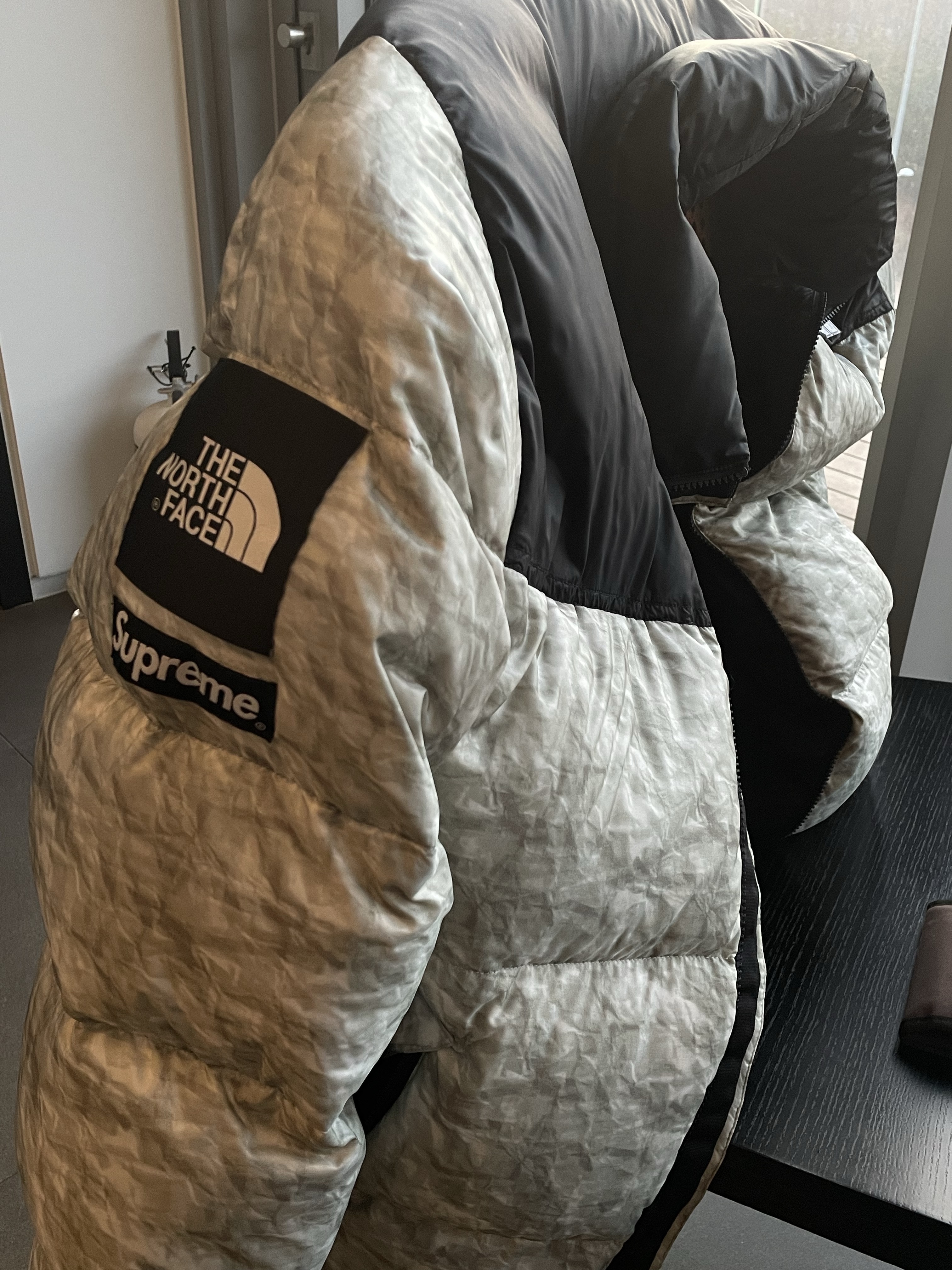Supreme x The North Face Paper Print Nuptse Jacket - 19FW 착용 스타일 - 3