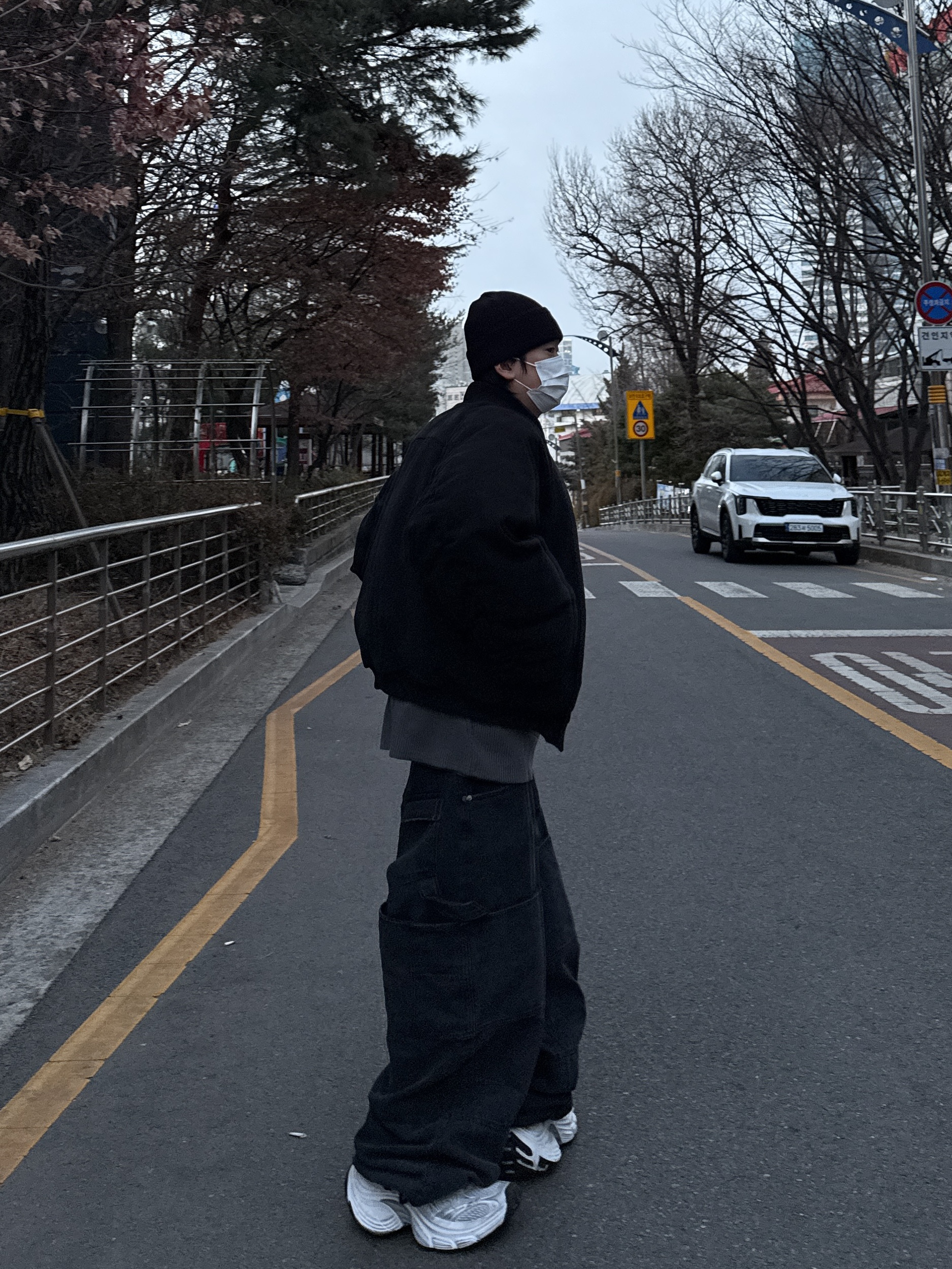Farfromwhat Far Oversized Bomber Black, Balenciaga 10XL Sneakers White Grey Silver Black 착용 스타일 - 3
