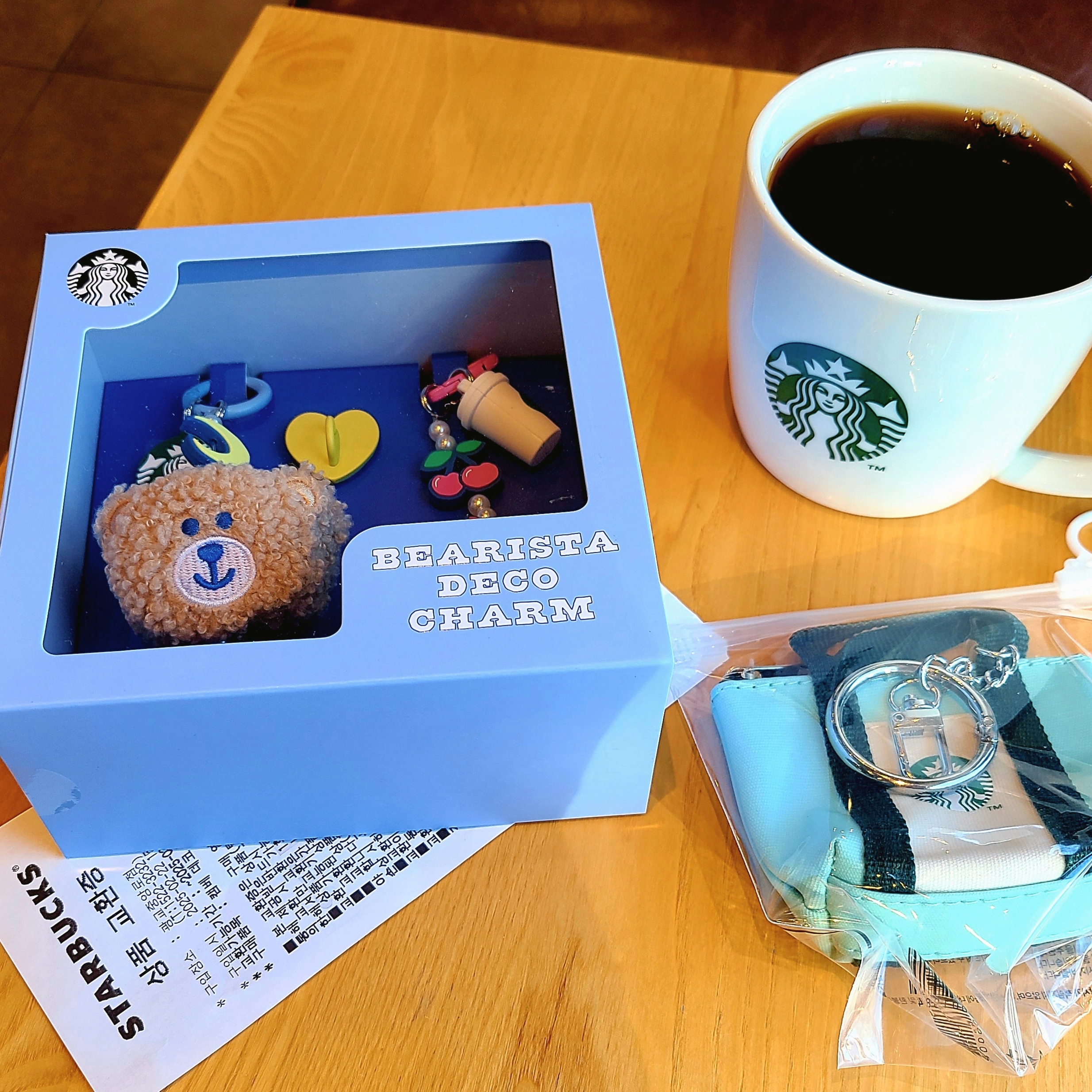 Bearbrick Crayon Shin-chan Crocodile Mountain Shin-chan 2024 Ver. 100% & 400% Set, Starbucks Mini Bag Pouch Keyring 착용 스타일 - 4