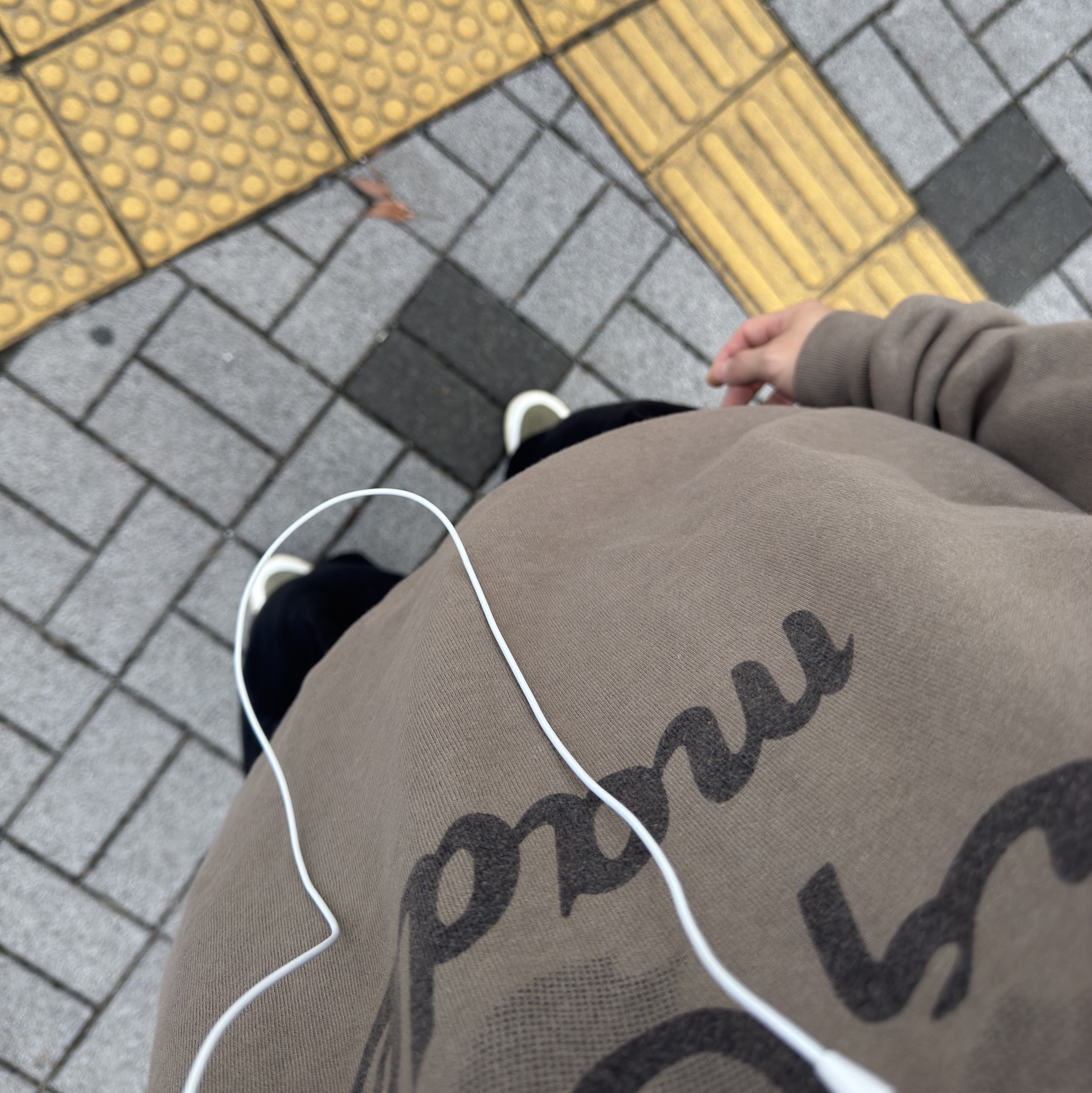 Jordan 1 x Travis Scott Retro Low OG SP Reverse Olive, Human Made Tsuriami Sweatshirt Green 착용 스타일