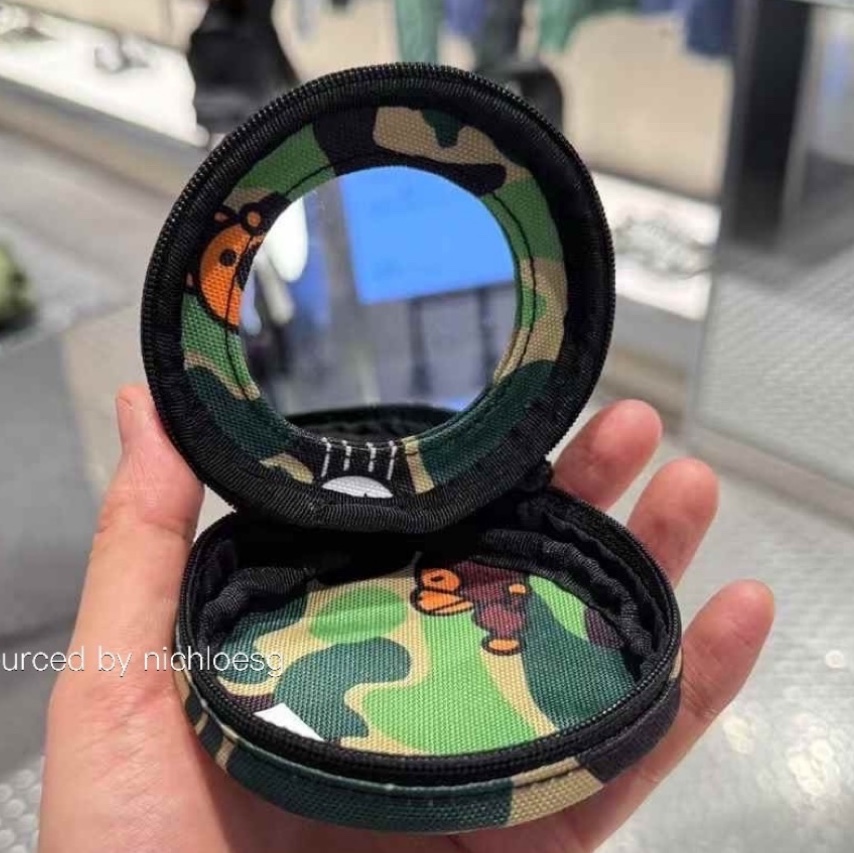 BAPE Baby Milo Mirror Card Holder Keychain Green Black 착용 스타일