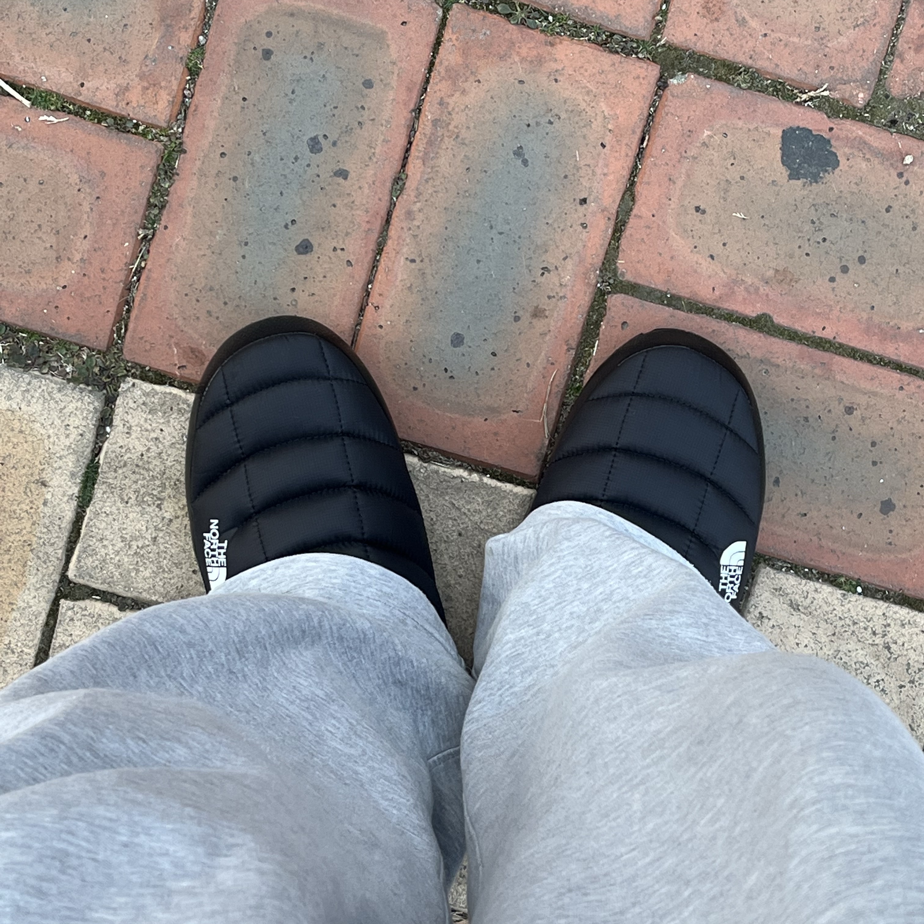 The North Face Thermoball Traction Mule V Black 착용 스타일