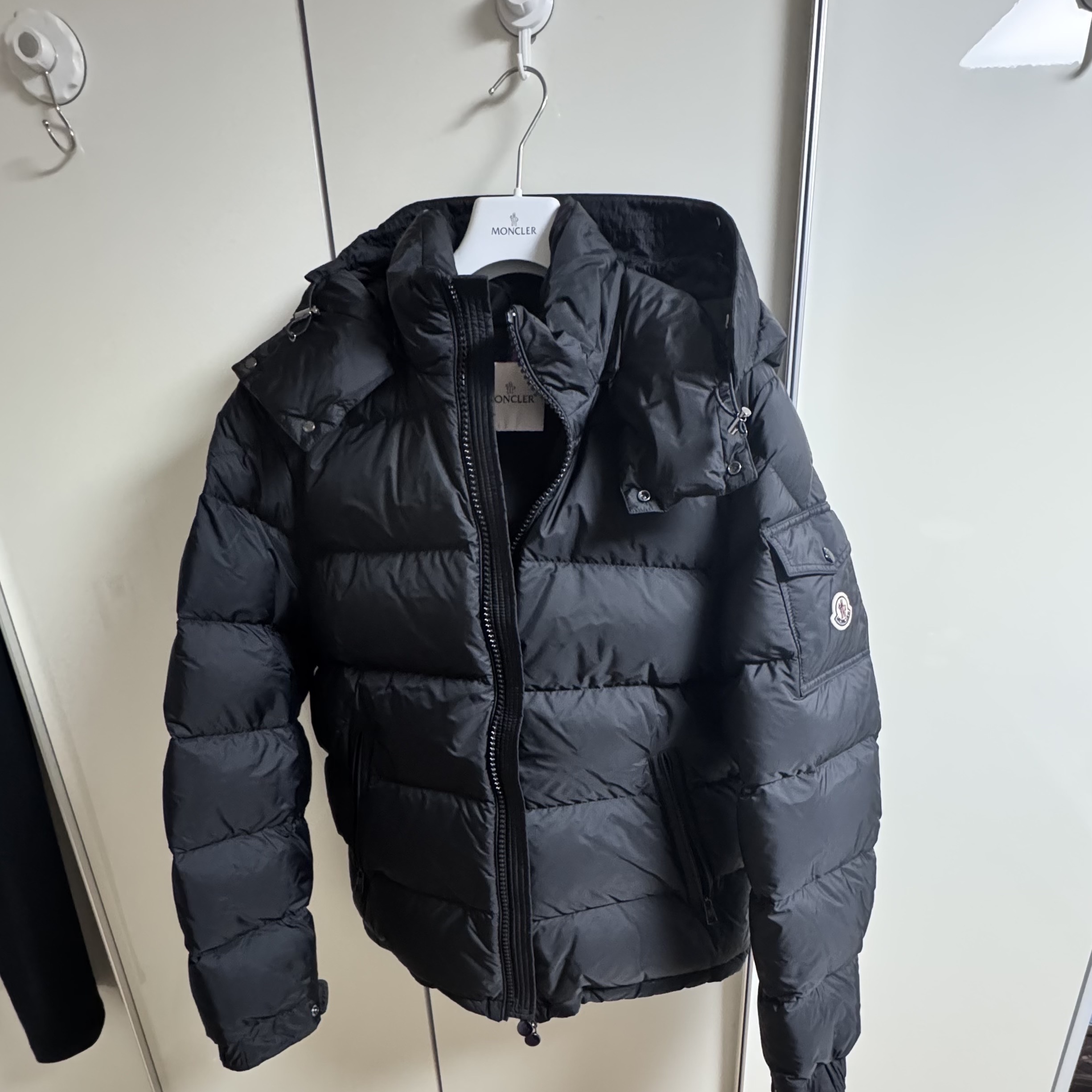 Moncler Mayaf Short Down Jacket Black - 24FW 착용 스타일