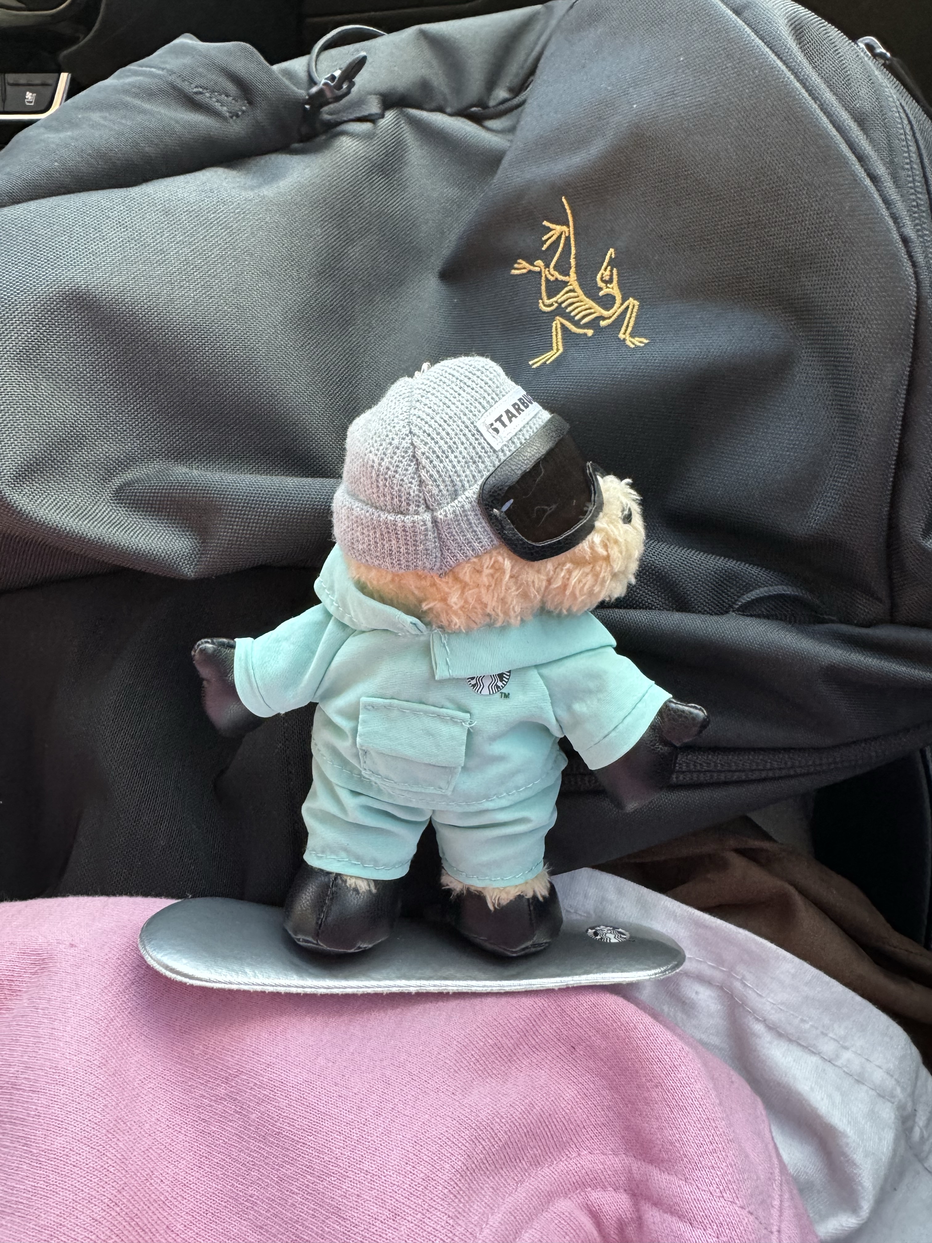 Starbucks Snowboard Bearista Keychain, Arc'teryx Mantis 16 Backpack Black 착용 스타일 - 4