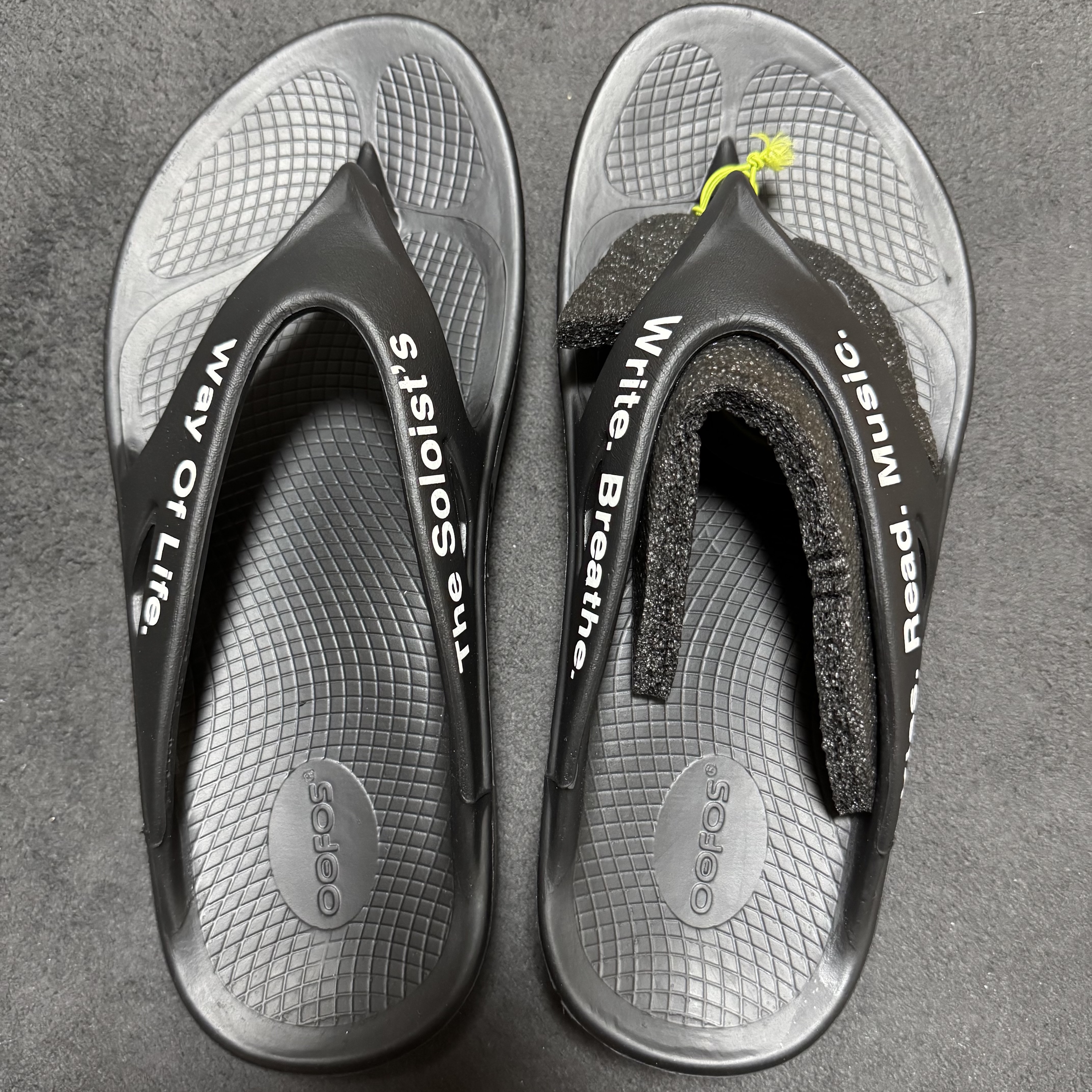Oofos x Takahiromiyashita The Soloist The Soloist's Way Of Life Flip-Flop Black White 착용 스타일