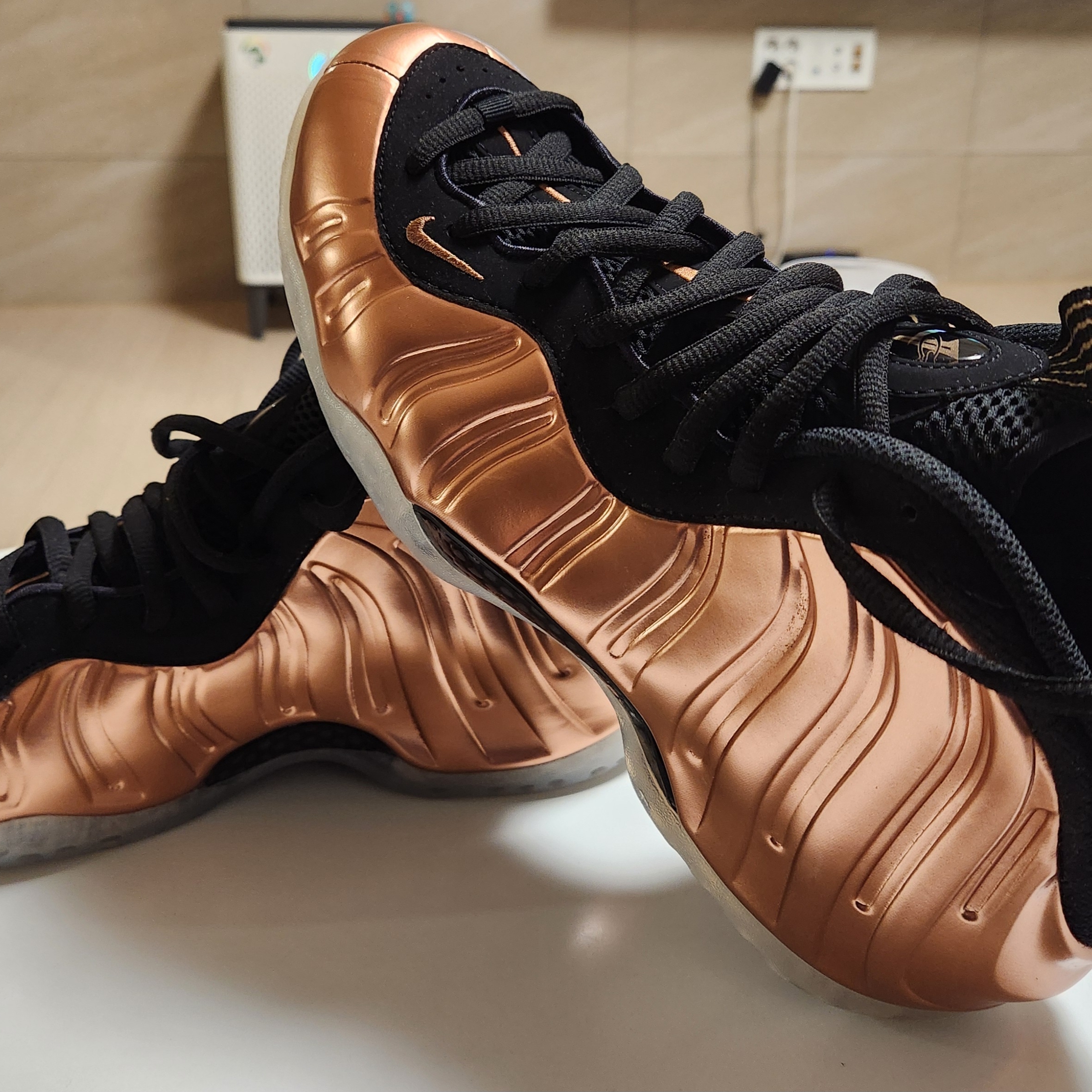 Nike Air Foamposite One Metallic Copper 2024 착용 스타일 - 3