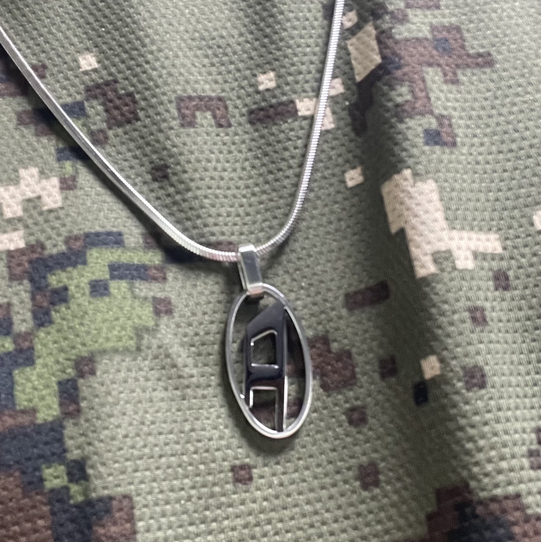 Diesel Dx1342 Stainless Steel Pendant Necklace Silver 착용 스타일 - 2