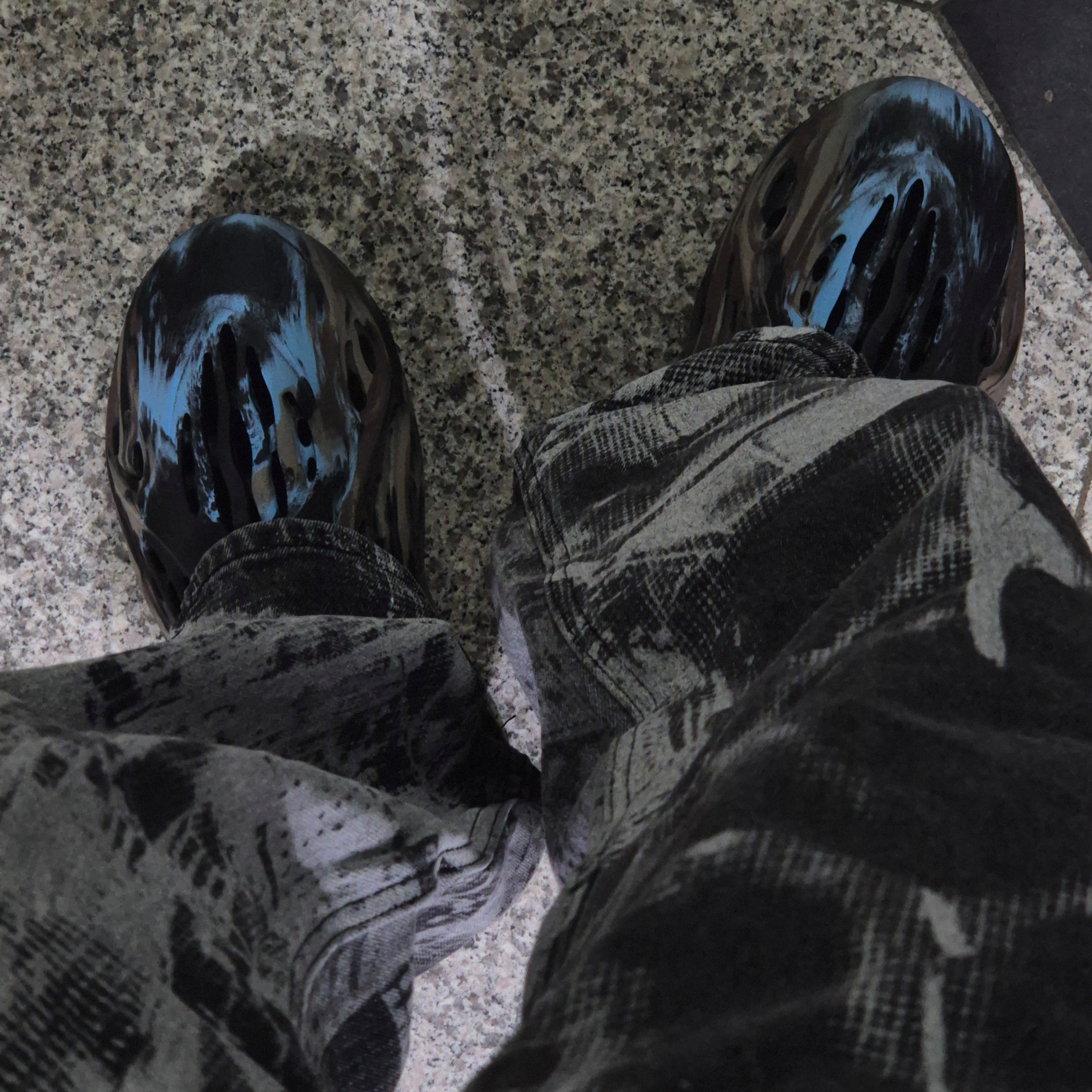 Adidas Yeezy Foam RNNR MX Cinder 착용 스타일