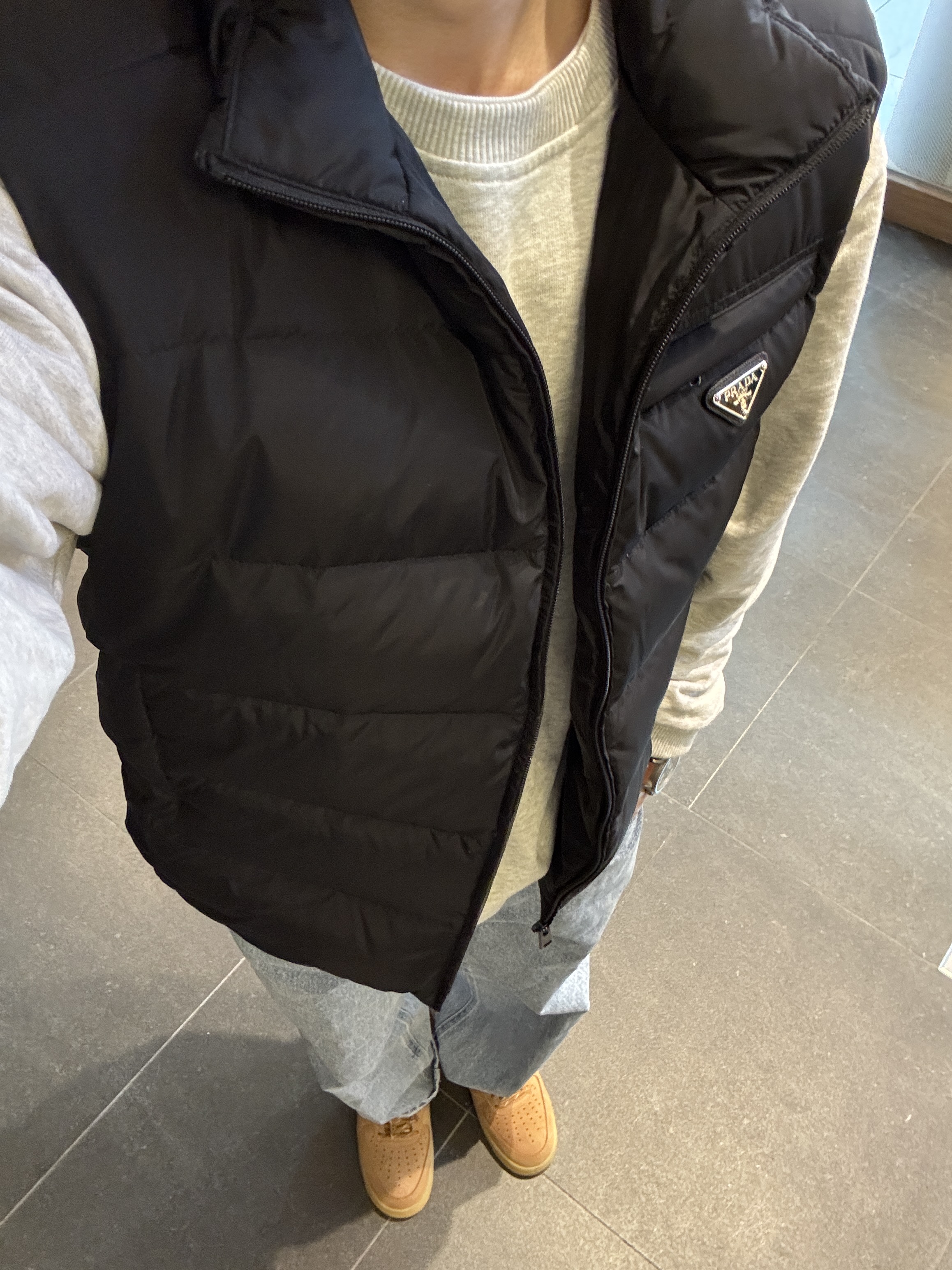 Prada Re-Nylon Down Vest Black, Kenzo Boke Flower Crest Sweatshirt Pale Grey 착용 스타일