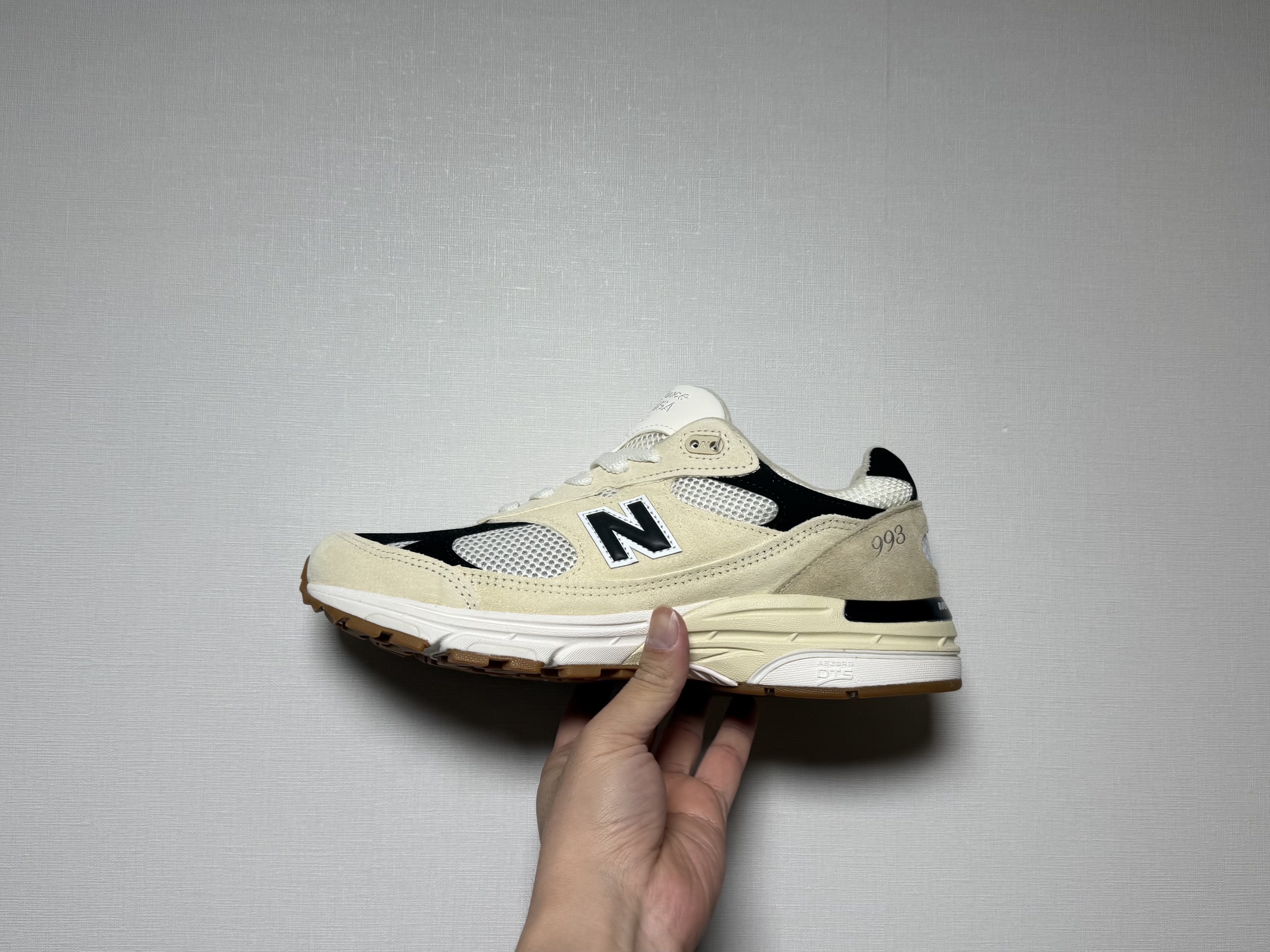 New Balance 993 Made in USA Sea Salt Black 착용 스타일