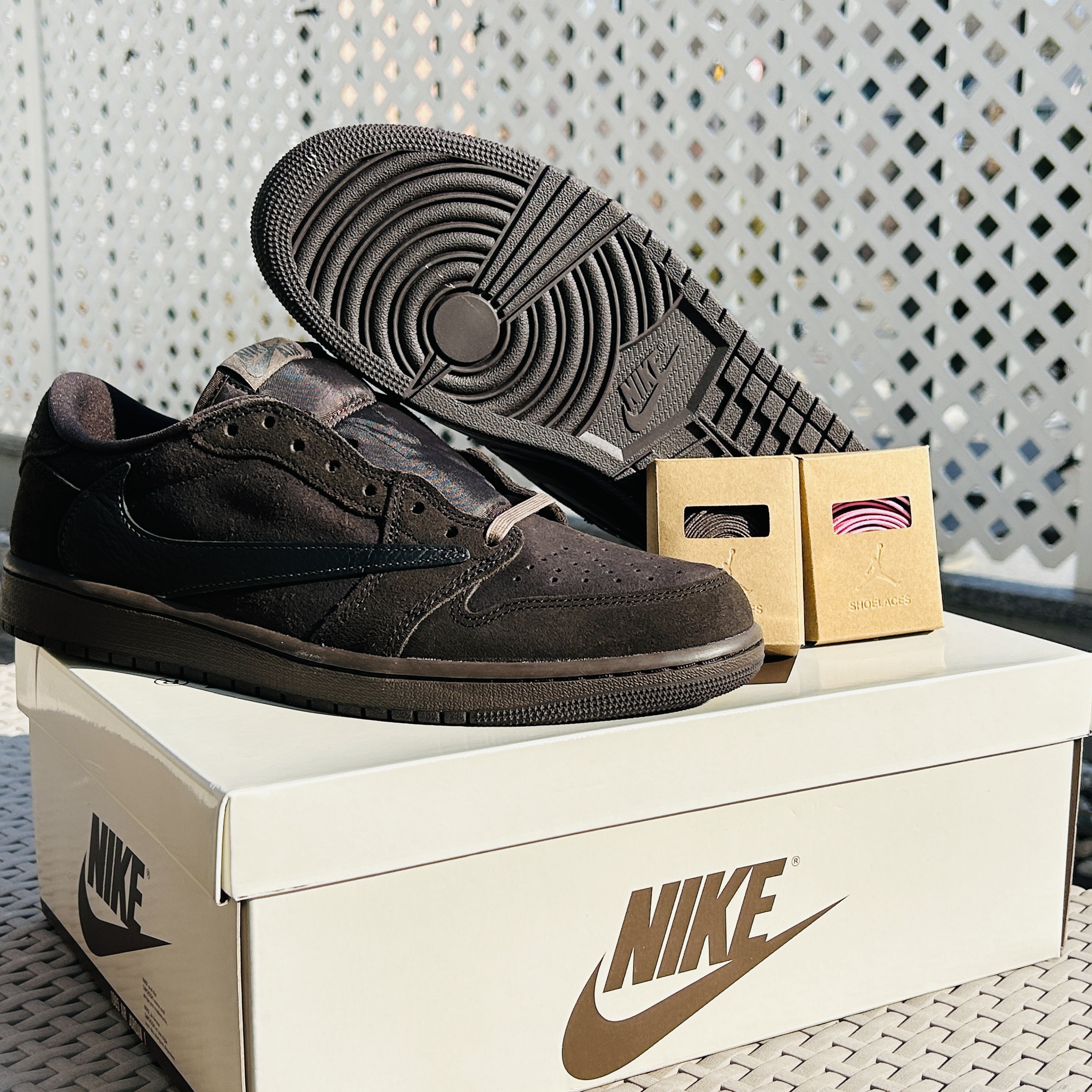 Jordan 1 x Travis Scott Retro Low OG SP Velvet Brown and Dark Mocha 착용 스타일