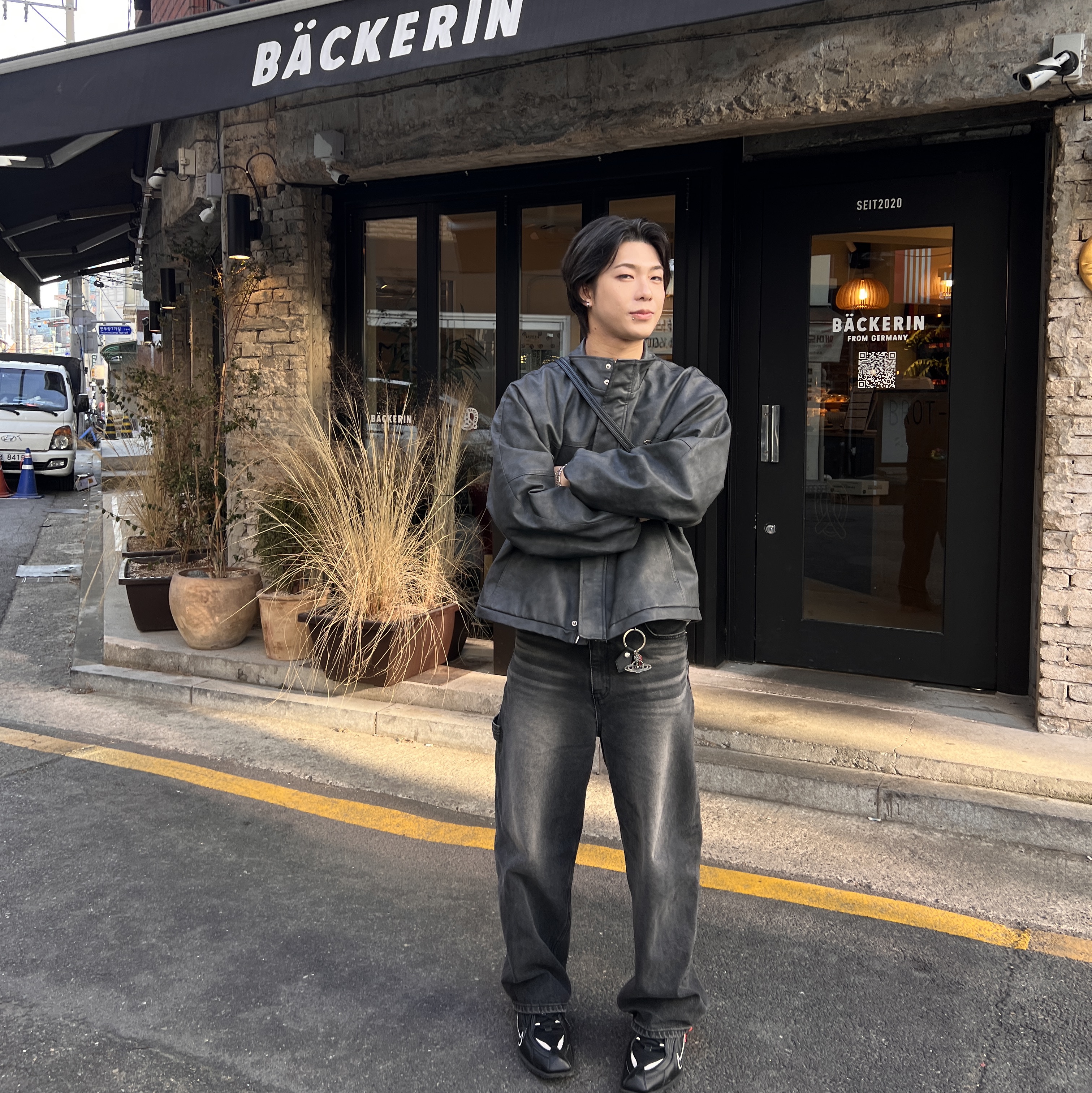 Nike x Martine Rose Shox MR4 Black, Vivienne Westwood Saffiano Biogreen I Love Orb Keyring Black 착용 스타일