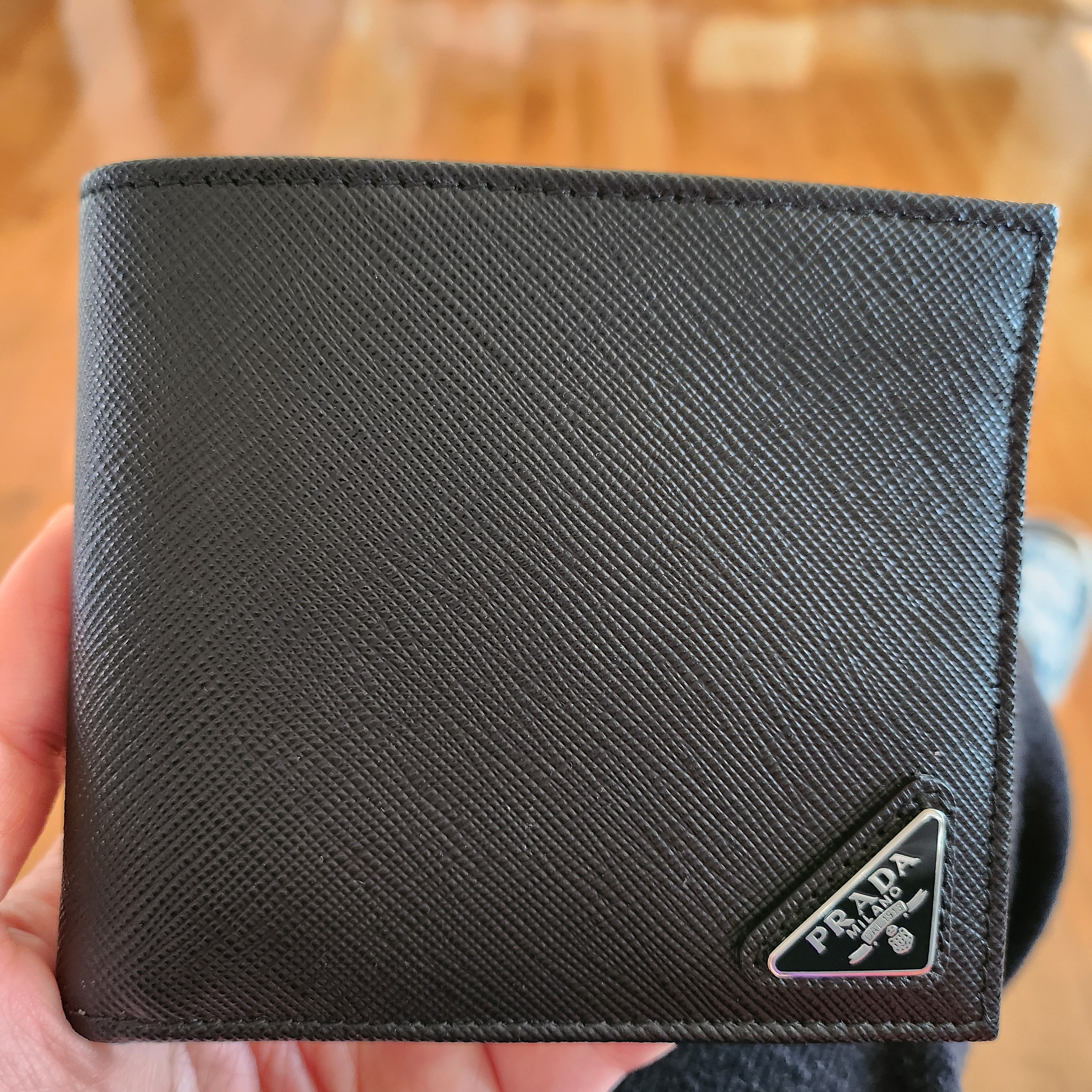 Prada Saffiano Leather Wallet Black 착용 스타일