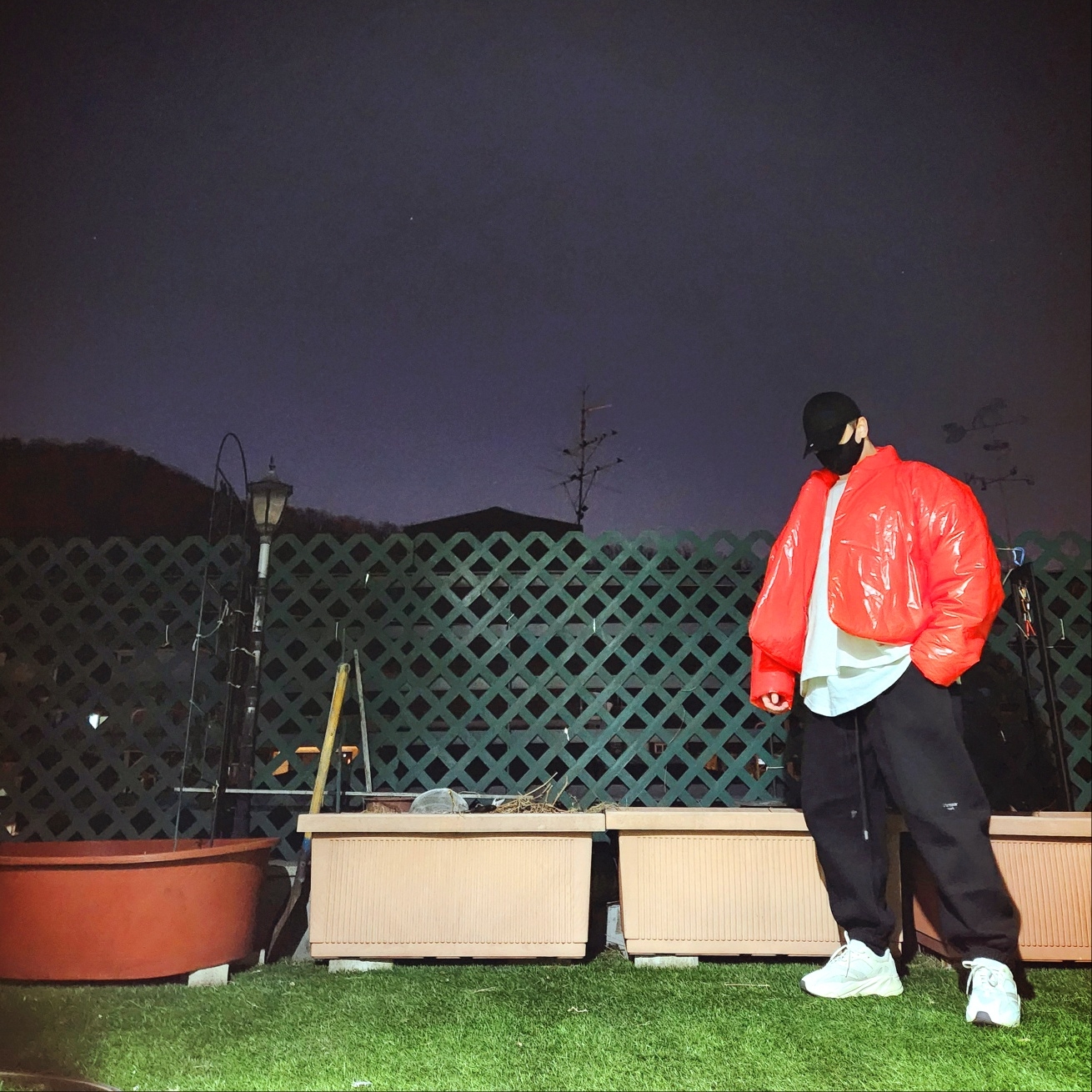 Yeezy Gap Engineered By Balenciaga Logo Cap Black, Yeezy Gap Round Jacket Red 착용 스타일 - 1