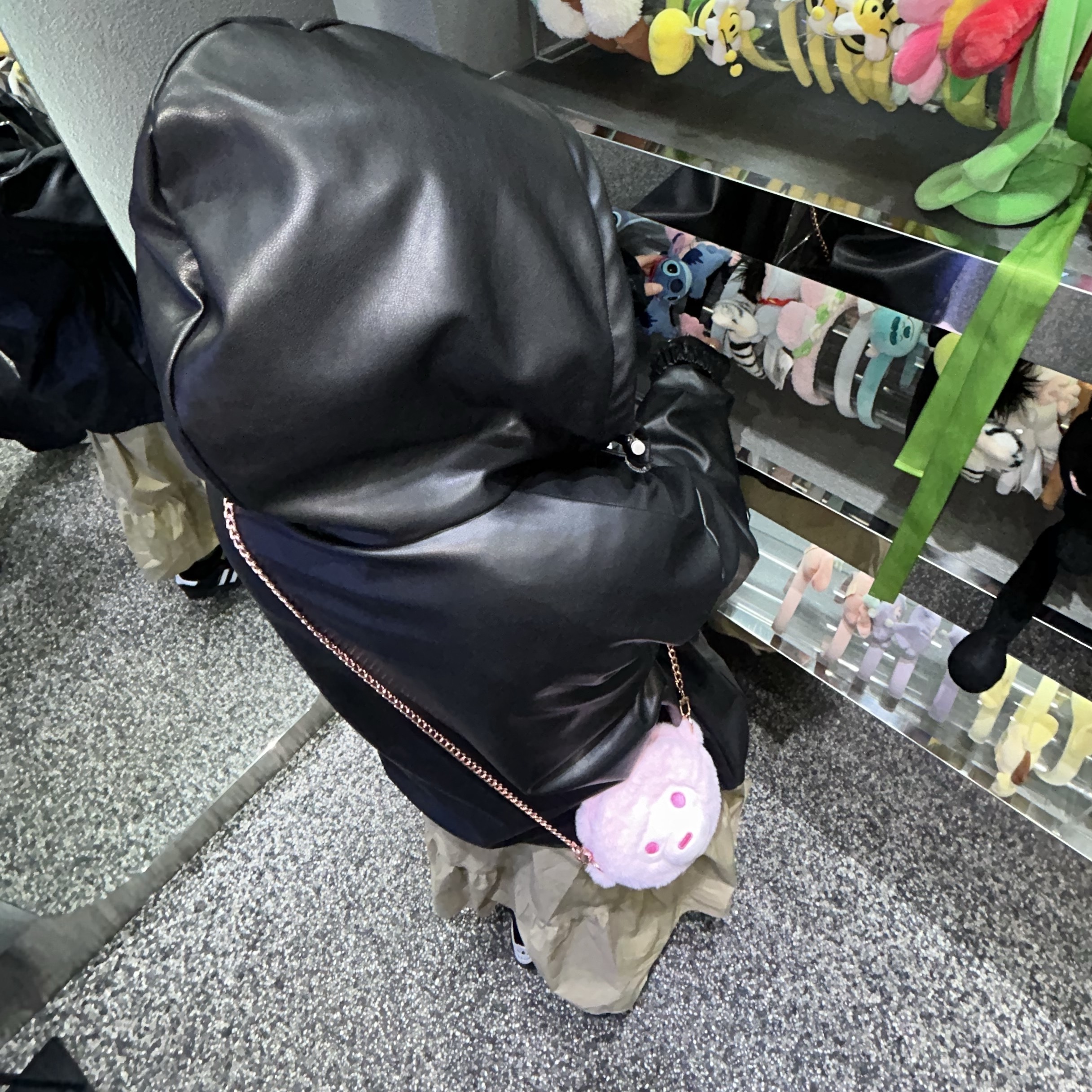 베이퍼 베이비 마일로 플러시 크로스바디백 핑크 착용 스타일